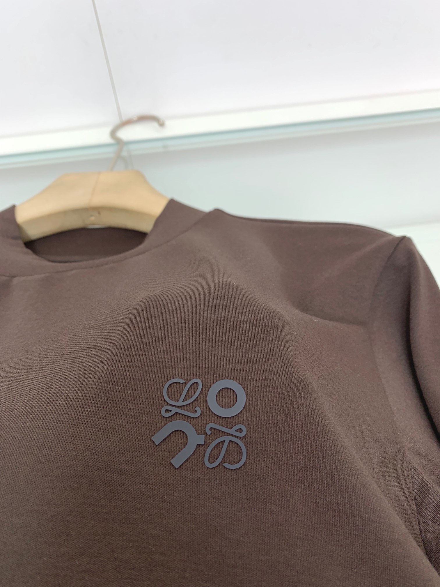 图片[7]-P490  2024早秋新款 面料控推荐 最新款联名款长袖T恤衫 时尚与运动的碰撞的设计 胸口经典logo点缀 和后背Logo装饰相互呼应 不单单简单LOGO堆砌 放大看细节 很有细节感 不夸张的的同时彰显细节质感   针织领口微微贴合颈部 上身更显时尚感 品牌料  面料采用高支长绒棉面料 上身舒适 亲肤 透气 又能很好的支撑挺阔感 打底或单穿都非常不錯！21089761021-139 咖啡色 黑色 白色 码数M-3XL 试穿172-148穿L合适
M码肩宽44胸围102衣长68袖长61；
L码肩宽45胸围106衣长69袖长62；
XL码肩宽46胸围110衣长70袖长63；
XXL码肩宽47胸围114衣长71袖长64；
3XL码肩宽48胸围118衣长72袖长65；-高仿包包