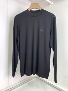 P490  2024早秋新款 面料控推荐 最新款联名款长袖T恤衫 时尚与运动的碰撞的设计 胸口经典logo点缀 和后背Logo装饰相互呼应 不单单简单LOGO堆砌 放大看细节 很有细节感 不夸张的的同时彰显细节质感   针织领口微微贴合颈部 上身更显时尚感 品牌料  面料采用高支长绒棉面料 上身舒适 亲肤 透气 又能很好的支撑挺阔感 打底或单穿都非常不錯！21089761021-139咖啡色 黑色 白色 码数M-3XL 试穿172-148穿L合适
M码肩宽44胸围102衣长68袖长61；
L码肩宽45胸围106衣长69袖长62；
XL码肩宽46胸围110衣长70袖长63；
XXL码肩宽47胸围114衣长71袖长64；
3XL码肩宽48胸围118衣长72袖长65；-高仿包包