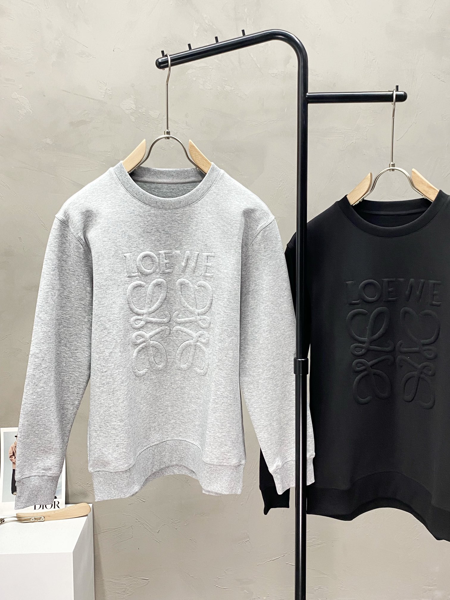 P540 Loewe Loewe 💥 exclusive exclusive fall and winter new men's casual sweater high-end customized high version of the fashion versatile explosive models ⚠️✨ the original imported fabric collar hem logo design feel super soft and delicate wear skin-friendly and comfortable high-end boutique OEM fine workmanship on the body is very good men's must-have single product complete three labels Size 48-56