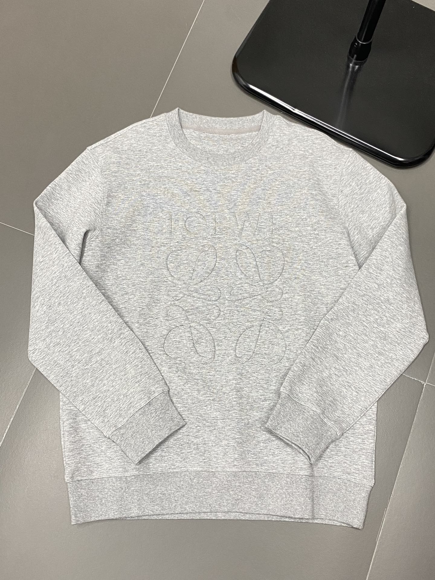 P540 Loewe Loewe 💥 exclusive exclusive fall and winter new men's casual sweater high-end customized high version of the fashion versatile explosive models ⚠️✨ the original imported fabric collar hem logo design feel super soft and delicate wear skin-friendly and comfortable high-end boutique OEM fine workmanship on the body is very good men's must-have single product complete three labels Size 48-56