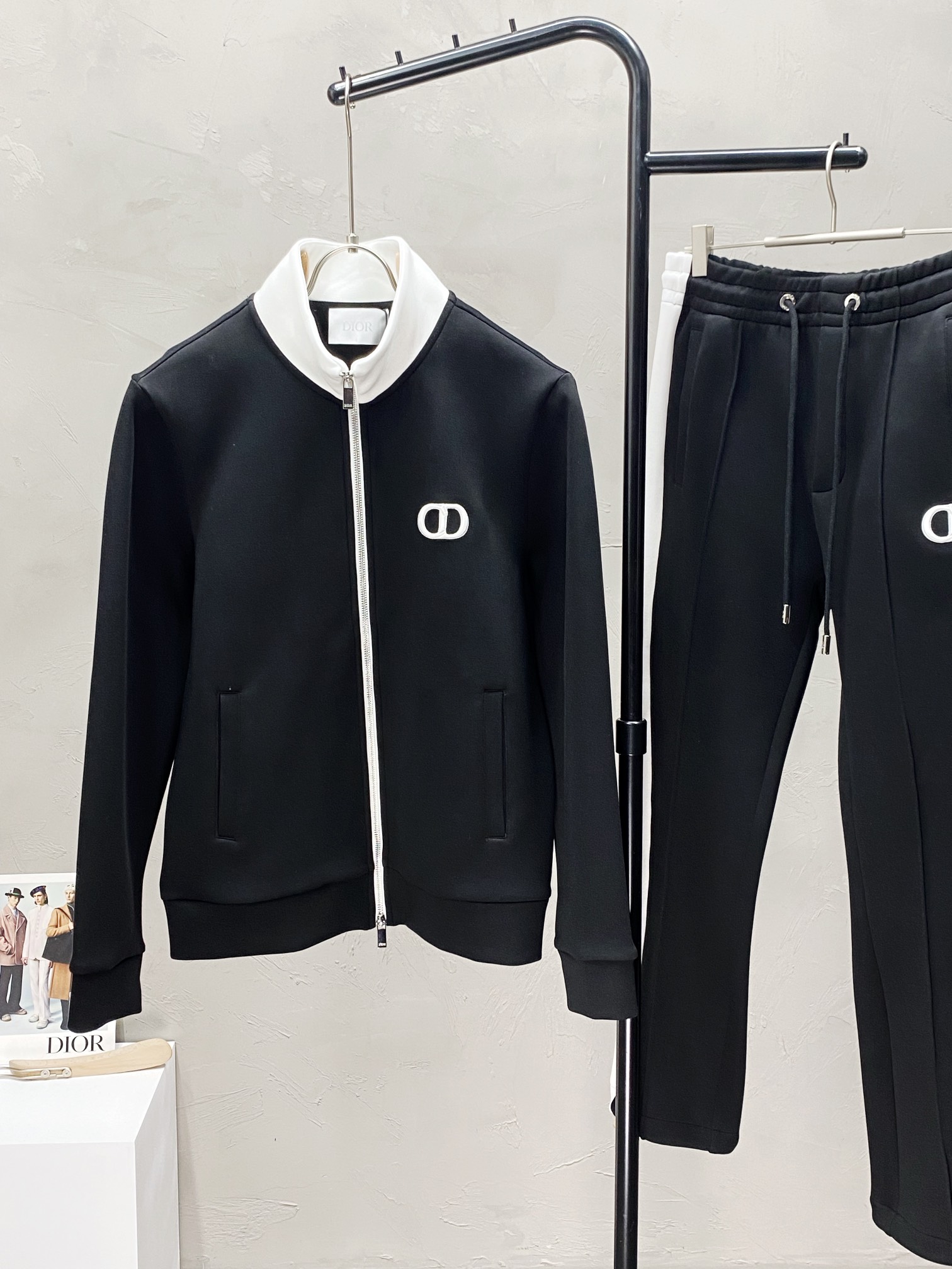 P1070/set Dior Dior 💥 Exclusive exclusive new counter with the same models of fall and winter suit breathable comfortable and casual! Senior sense of full! Details of exquisite high-grade workmanship impeccable! The original high-end fabrics are very senior! The fabric is stiff and wrinkle-resistant wear warmth sharp and stylish yards M-3XL!