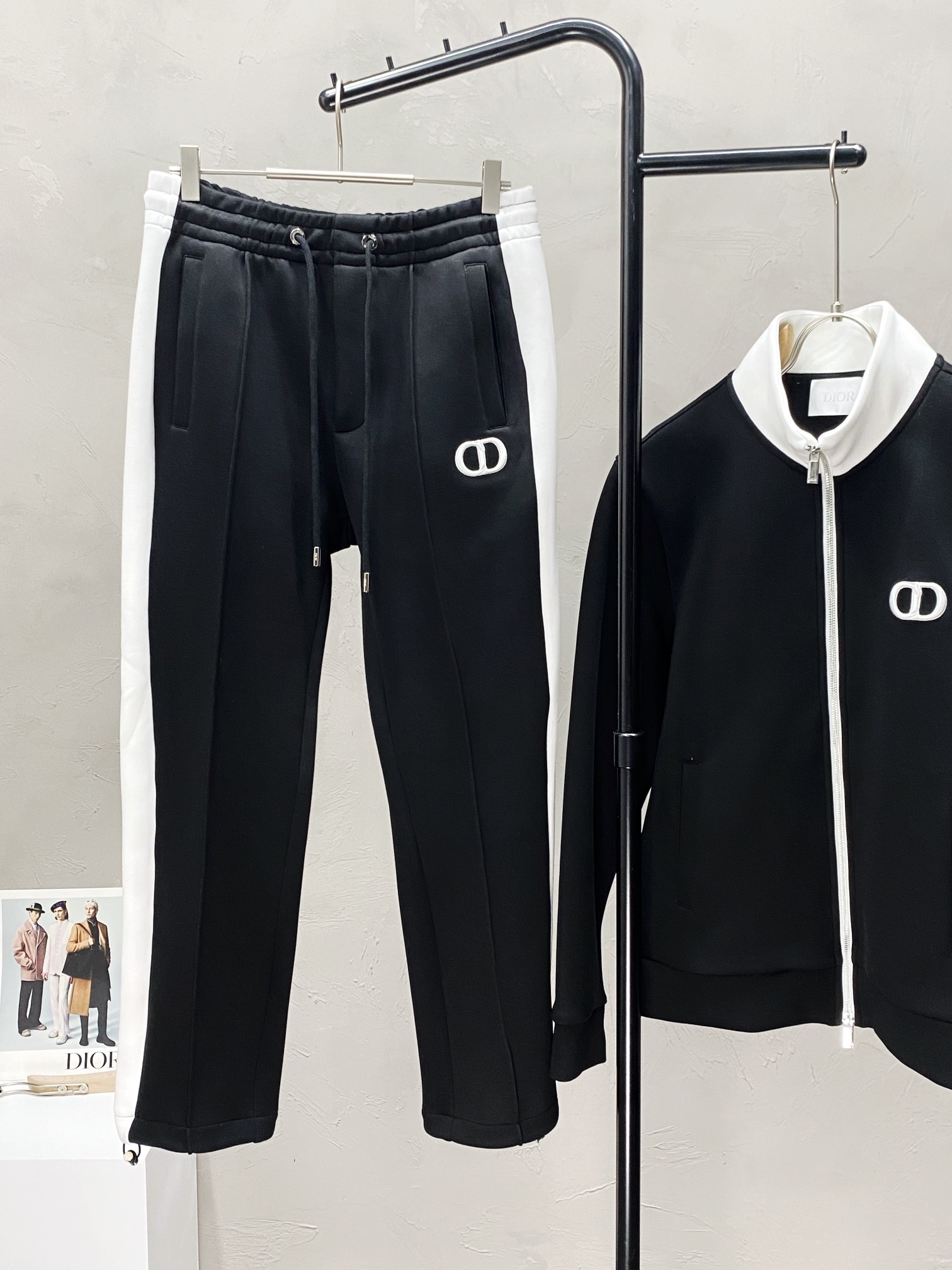 P1070/set Dior Dior 💥 Exclusive exclusive new counter with the same models of fall and winter suit breathable comfortable and casual! Senior sense of full! Details of exquisite high-grade workmanship impeccable! The original high-end fabrics are very senior! The fabric is stiff and wrinkle-resistant wear warmth sharp and stylish yards M-3XL!