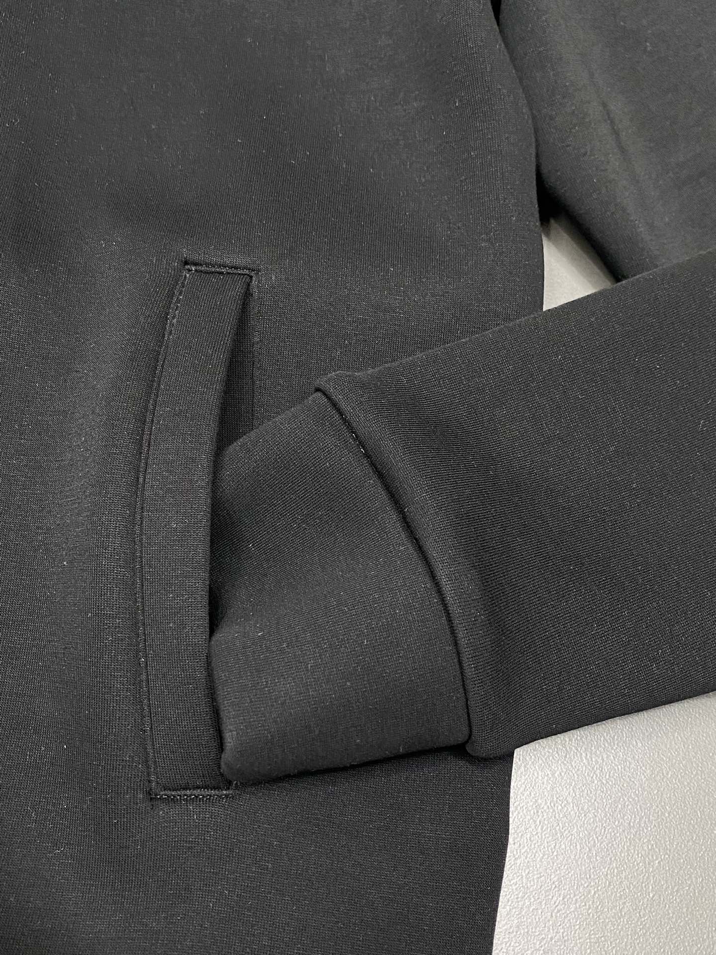 P1070/set Dior Dior 💥 Exclusive exclusive new counter with the same models of fall and winter suit breathable comfortable and casual! Senior sense of full! Details of exquisite high-grade workmanship impeccable! The original high-end fabrics are very senior! The fabric is stiff and wrinkle-resistant wear warmth sharp and stylish yards M-3XL!