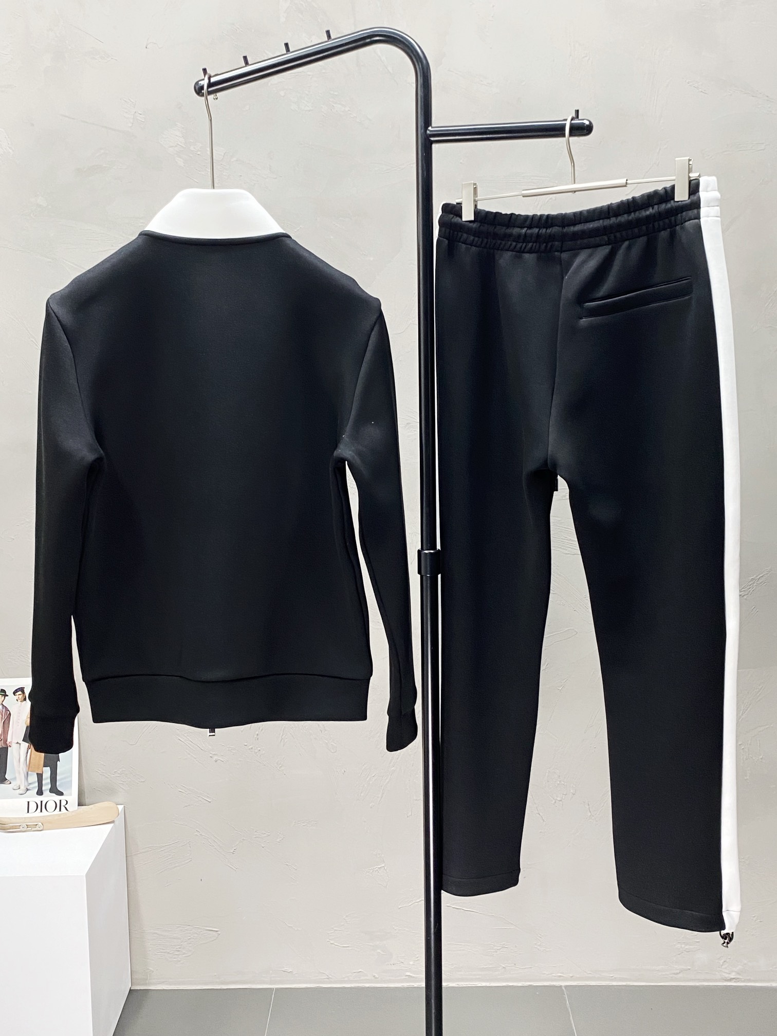 P1070/set Dior Dior 💥 Exclusive exclusive new counter with the same models of fall and winter suit breathable comfortable and casual! Senior sense of full! Details of exquisite high-grade workmanship impeccable! The original high-end fabrics are very senior! The fabric is stiff and wrinkle-resistant wear warmth sharp and stylish yards M-3XL!