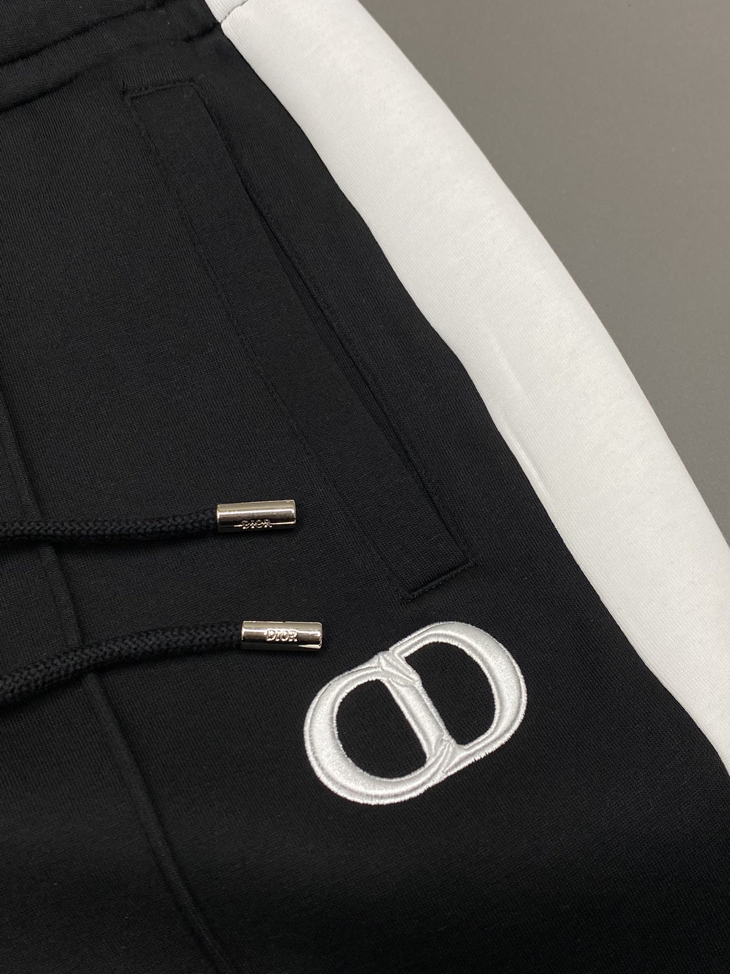 P1070/set Dior Dior 💥 Exclusive exclusive new counter with the same models of fall and winter suit breathable comfortable and casual! Senior sense of full! Details of exquisite high-grade workmanship impeccable! The original high-end fabrics are very senior! The fabric is stiff and wrinkle-resistant wear warmth sharp and stylish yards M-3XL!