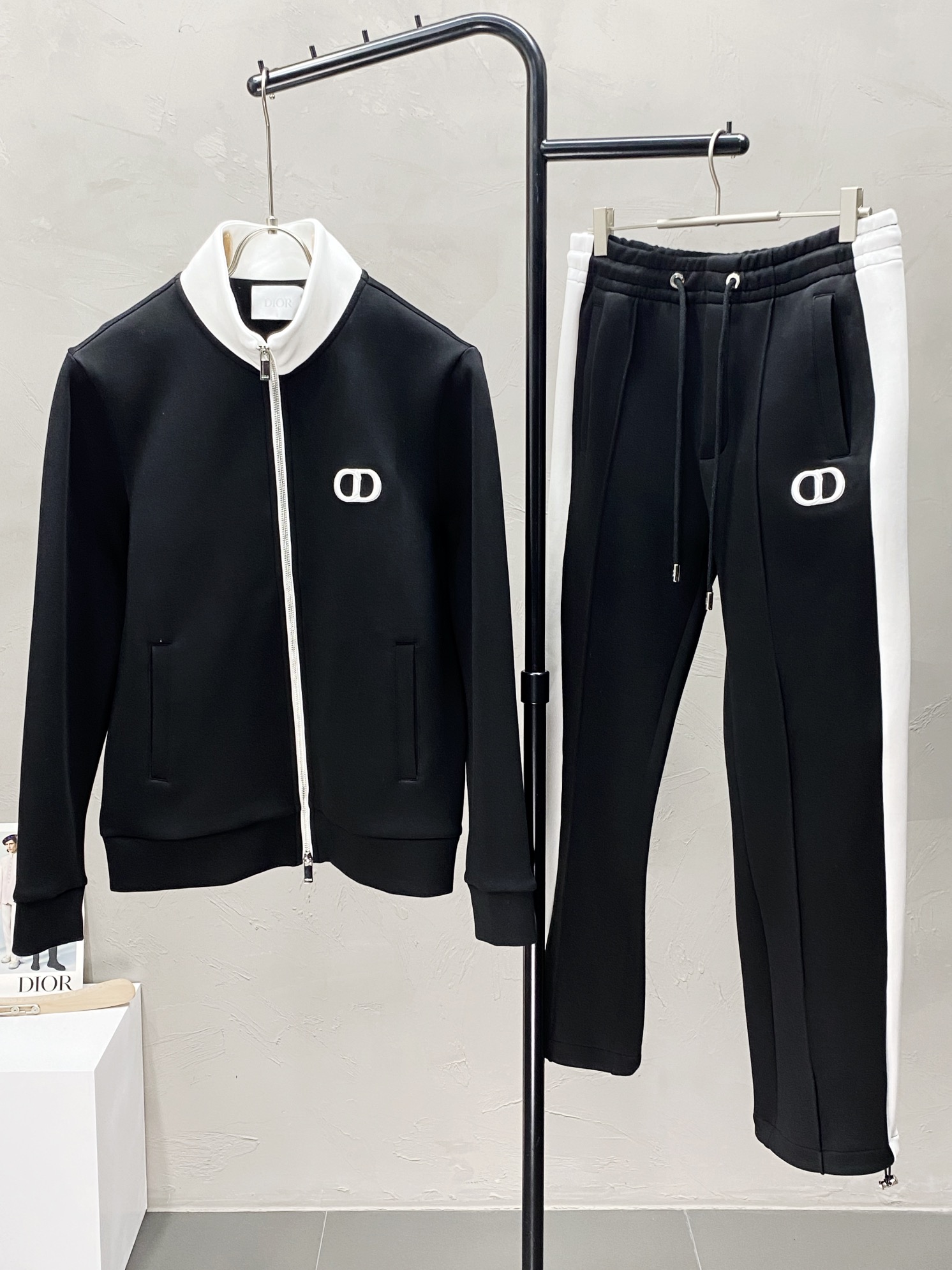 P1070/set Dior Dior 💥 Exclusive exclusive new counter with the same models of fall and winter suit breathable comfortable and casual! Senior sense of full! Details of exquisite high-grade workmanship impeccable! The original high-end fabrics are very senior! The fabric is stiff and wrinkle-resistant wear warmth sharp and stylish yards M-3XL!