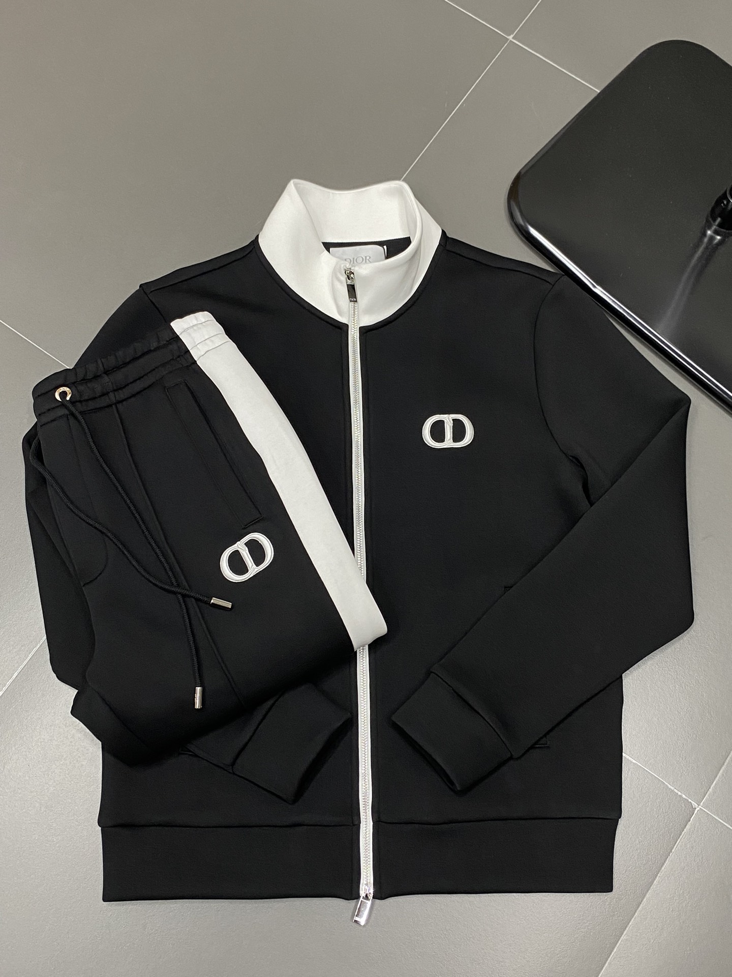 P1070/set Dior Dior 💥 Exclusive exclusive new counter with the same models of fall and winter suit breathable comfortable and casual! Senior sense of full! Details of exquisite high-grade workmanship impeccable! The original high-end fabrics are very senior! The fabric is stiff and wrinkle-resistant wear warmth sharp and stylish yards M-3XL!