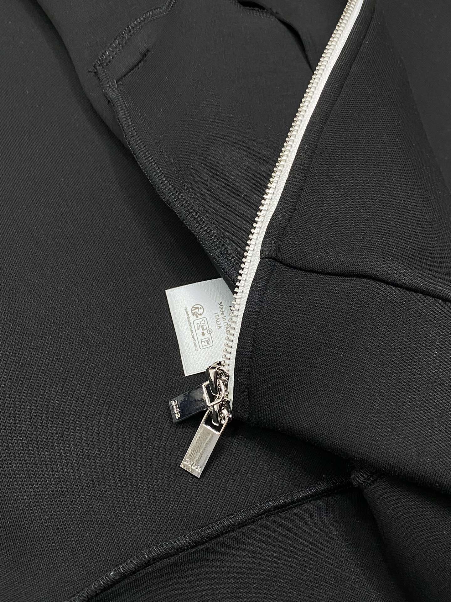 P1070/set Dior Dior 💥 Exclusive exclusive new counter with the same models of fall and winter suit breathable comfortable and casual! Senior sense of full! Details of exquisite high-grade workmanship impeccable! The original high-end fabrics are very senior! The fabric is stiff and wrinkle-resistant wear warmth sharp and stylish yards M-3XL!