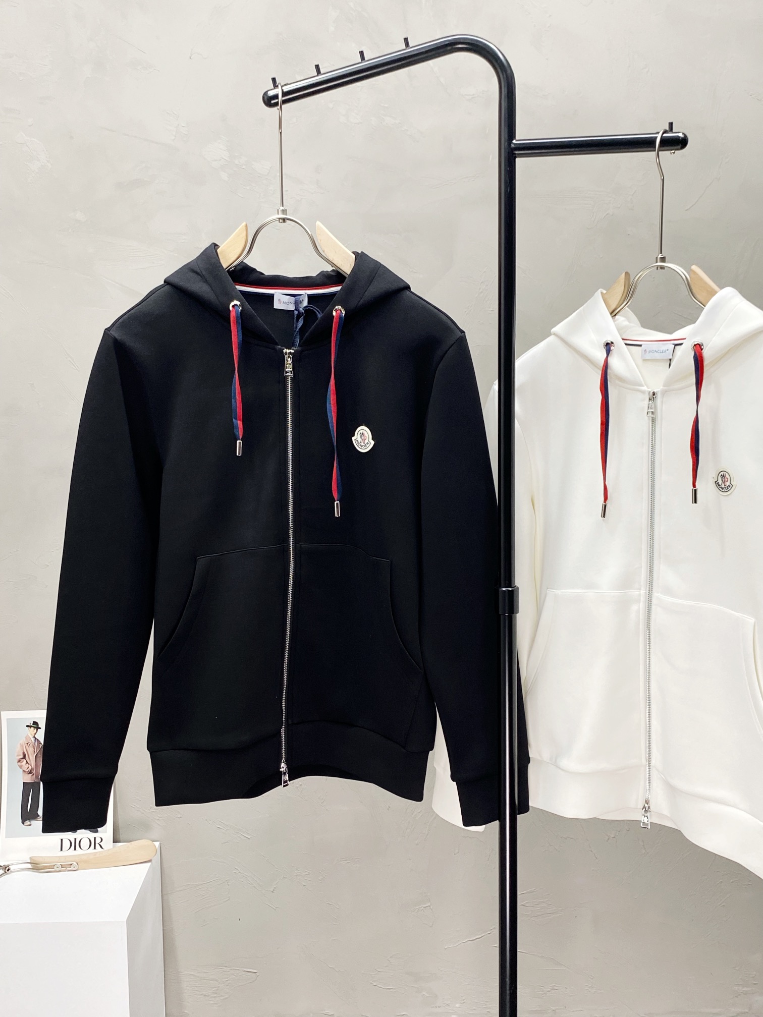 图片[3]-P790 Moncler蒙口💥独家专供最新时尚秋冬连帽夹克经典设计感与颜值爆棚的外套品质更是无法挑剔品控可以直接入手不容过错的高端臻品！通过细节图片便可感受到它强悍的气场聚温保暖效果显著完全不用担心会有一点寒意！时尚与功能性兼备整款显得更加的奢华大气！
尺码：M-3XL-高仿包包