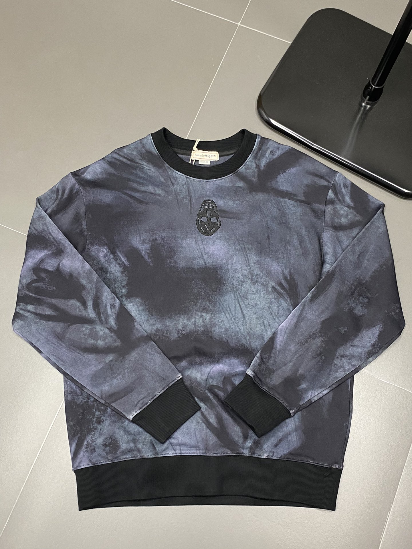 图片[5]-P560 Alexander McQueen麦昆💥独家专供新款男士休闲卫衣 高端定制 高版本 时尚百搭爆款⚠️✨原版进口面料 领口衣摆 logo图案设计 手感超柔软细腻 穿着亲肤舒适 高端精品 代工厂精细做工 上身非常赞 男士必备单品 三标齐全 尺码：M-3XL-高仿包包