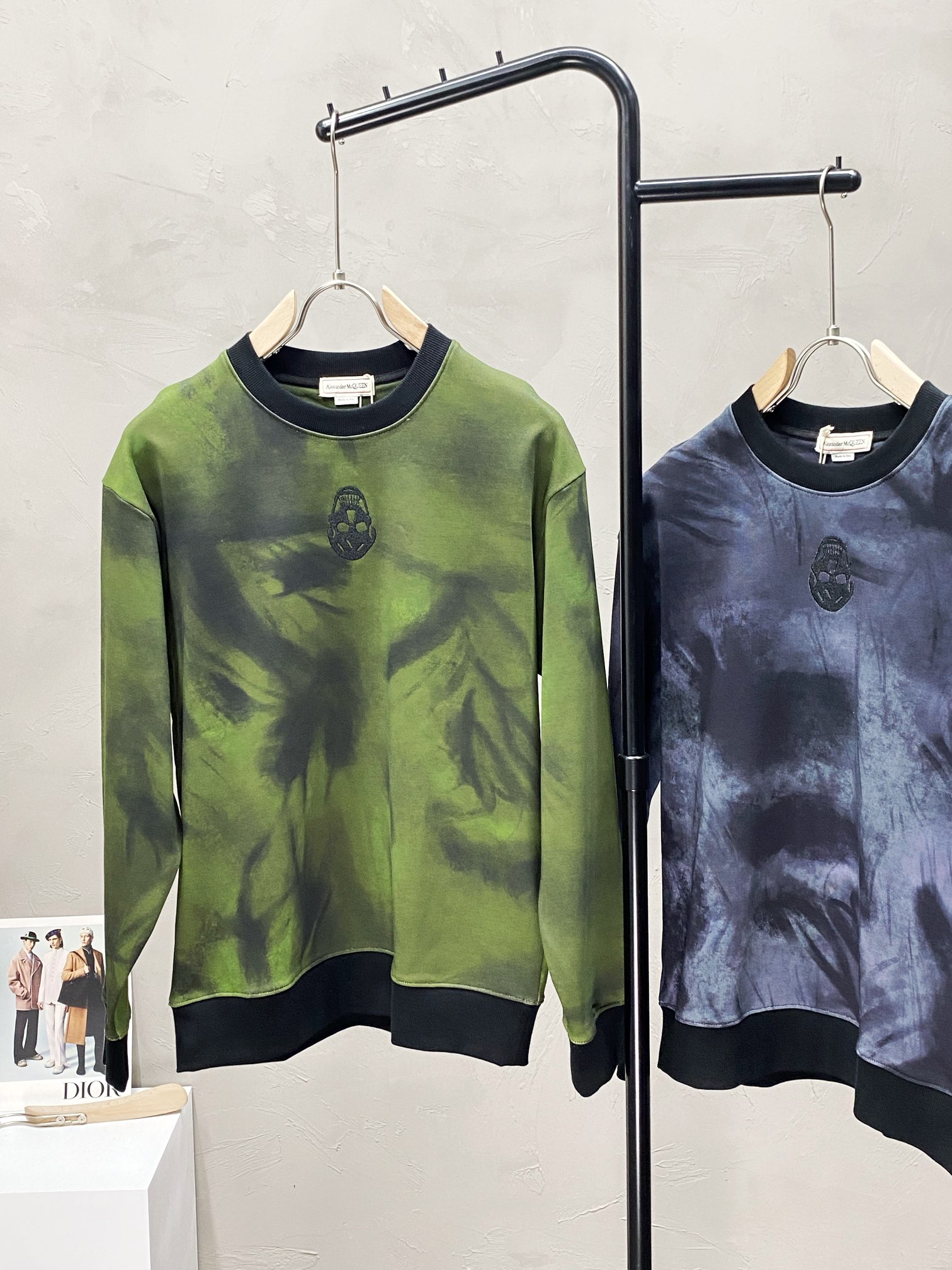 图片[3]-P560 Alexander McQueen麦昆💥独家专供新款男士休闲卫衣 高端定制 高版本 时尚百搭爆款⚠️✨原版进口面料 领口衣摆 logo图案设计 手感超柔软细腻 穿着亲肤舒适 高端精品 代工厂精细做工 上身非常赞 男士必备单品 三标齐全 尺码：M-3XL-高仿包包