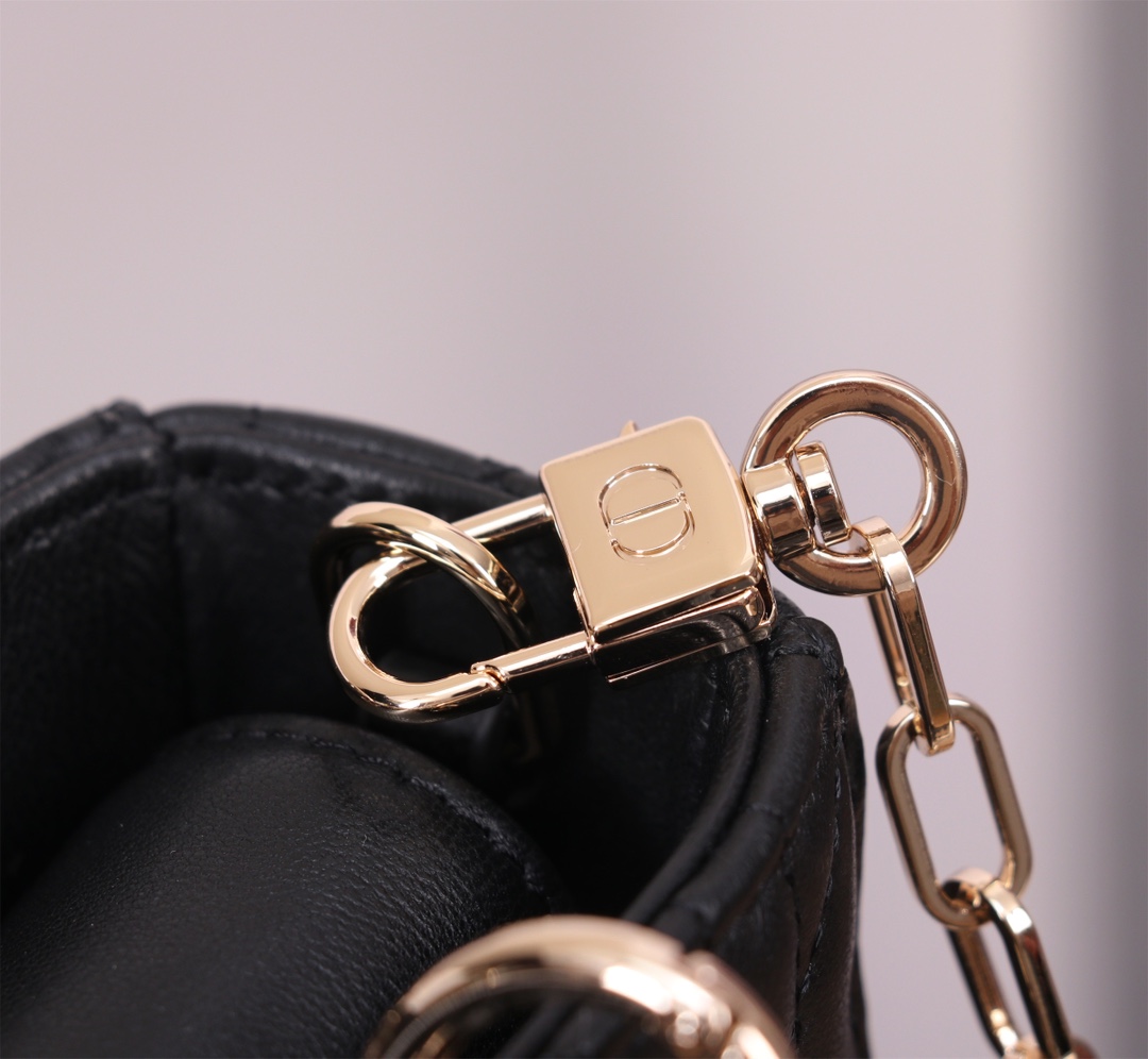 P1080 Lady D-Joy ♥️16.5cm Caramel Beige ApricotThe new Lady D-Joy handbag illustrates Dior's deep insight into elegance and beauty in an elegant, classic styleImported sheepskin leatherEmbroidered with the brand's classic rattan mosquitoMeticulously crafted with a light gold finishMetallic D-I-O-R charms elevate the lookAdding a touch of movement to the delicate silhouette, it is complete with a detachable chain shoulder strap and an adjustable, adjustable leather shoulder strap with dust bag. An adjustable, detachable leather shoulder strapCan be worn hand-carried, over-the-shoulder or cross-bodyIdeal for everyday goddessesDetachable chain shoulder strapDetachable, adjustable leather shoulder strapDust bag includedMade in ItalyModel No.: S0910Size: 16x 9x5 cm-High quality imitation factory