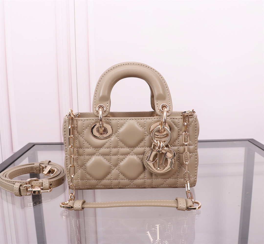 P1080 Lady D-Joy ♥️16.5cm Caramel Beige ApricotThe new Lady D-Joy handbag illustrates Dior's deep insight into elegance and beauty in an elegant, classic styleImported sheepskin leatherEmbroidered with the brand's classic rattan mosquitoMeticulously crafted with a light gold finishMetallic D-I-O-R charms elevate the lookAdding a touch of movement to the delicate silhouette, it is complete with a detachable chain shoulder strap and an adjustable, adjustable leather shoulder strap with dust bag. An adjustable, detachable leather shoulder strapCan be worn hand-carried, over-the-shoulder or cross-bodyIdeal for everyday goddessesDetachable chain shoulder strapDetachable, adjustable leather shoulder strapDust bag includedMade in ItalyModel No.: S0910Size: 16x 9x5 cm-High quality imitation factory