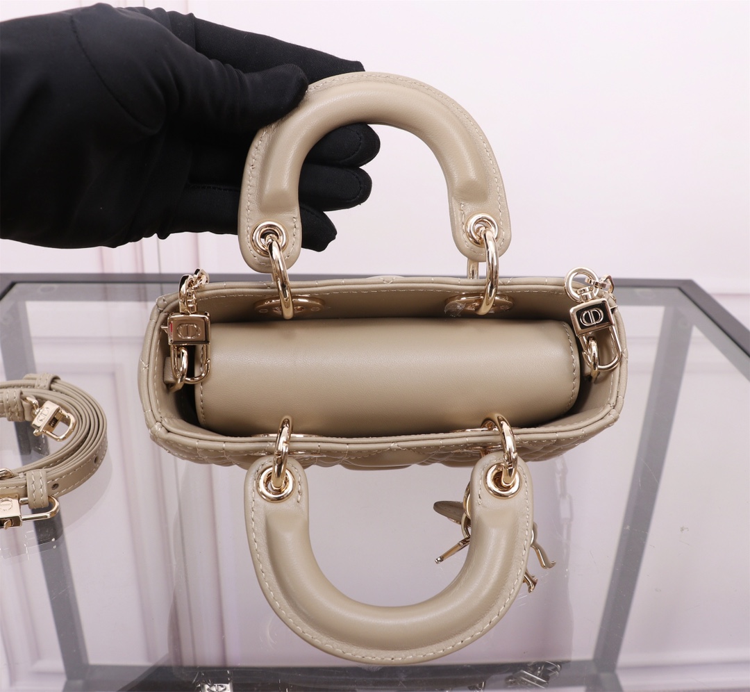 P1080 Lady D-Joy ♥️16.5cm Caramel Beige ApricotThe new Lady D-Joy handbag illustrates Dior's deep insight into elegance and beauty in an elegant, classic styleImported sheepskin leatherEmbroidered with the brand's classic rattan mosquitoMeticulously crafted with a light gold finishMetallic D-I-O-R charms elevate the lookAdding a touch of movement to the delicate silhouette, it is complete with a detachable chain shoulder strap and an adjustable, adjustable leather shoulder strap with dust bag. An adjustable, detachable leather shoulder strapCan be worn hand-carried, over-the-shoulder or cross-bodyIdeal for everyday goddessesDetachable chain shoulder strapDetachable, adjustable leather shoulder strapDust bag includedMade in ItalyModel No.: S0910Size: 16x 9x5 cm-High quality imitation factory