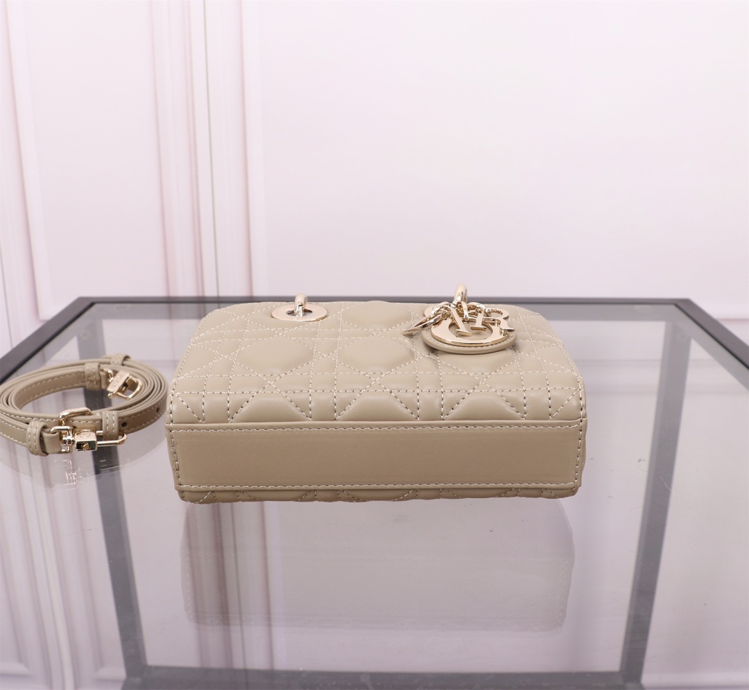 P1080 Lady D-Joy ♥️16.5cm Caramel Beige ApricotThe new Lady D-Joy handbag illustrates Dior's deep insight into elegance and beauty in an elegant, classic styleImported sheepskin leatherEmbroidered with the brand's classic rattan mosquitoMeticulously crafted with a light gold finishMetallic D-I-O-R charms elevate the lookAdding a touch of movement to the delicate silhouette, it is complete with a detachable chain shoulder strap and an adjustable, adjustable leather shoulder strap with dust bag. An adjustable, detachable leather shoulder strapCan be worn hand-carried, over-the-shoulder or cross-bodyIdeal for everyday goddessesDetachable chain shoulder strapDetachable, adjustable leather shoulder strapDust bag includedMade in ItalyModel No.: S0910Size: 16x 9x5 cm-High quality imitation factory