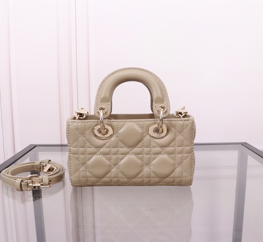 P1080 Lady D-Joy ♥️16.5cm Caramel Beige ApricotThe new Lady D-Joy handbag illustrates Dior's deep insight into elegance and beauty in an elegant, classic styleImported sheepskin leatherEmbroidered with the brand's classic rattan mosquitoMeticulously crafted with a light gold finishMetallic D-I-O-R charms elevate the lookAdding a touch of movement to the delicate silhouette, it is complete with a detachable chain shoulder strap and an adjustable, adjustable leather shoulder strap with dust bag. An adjustable, detachable leather shoulder strapCan be worn hand-carried, over-the-shoulder or cross-bodyIdeal for everyday goddessesDetachable chain shoulder strapDetachable, adjustable leather shoulder strapDust bag includedMade in ItalyModel No.: S0910Size: 16x 9x5 cm-High quality imitation factory