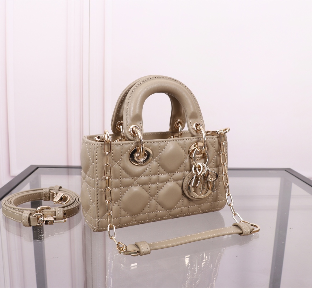P1080 Lady D-Joy ♥️16.5cm Caramel Beige ApricotThe new Lady D-Joy handbag illustrates Dior's deep insight into elegance and beauty in an elegant, classic styleImported sheepskin leatherEmbroidered with the brand's classic rattan mosquitoMeticulously crafted with a light gold finishMetallic D-I-O-R charms elevate the lookAdding a touch of movement to the delicate silhouette, it is complete with a detachable chain shoulder strap and an adjustable, adjustable leather shoulder strap with dust bag. An adjustable, detachable leather shoulder strapCan be worn hand-carried, over-the-shoulder or cross-bodyIdeal for everyday goddessesDetachable chain shoulder strapDetachable, adjustable leather shoulder strapDust bag includedMade in ItalyModel No.: S0910Size: 16x 9x5 cm-High quality imitation factory
