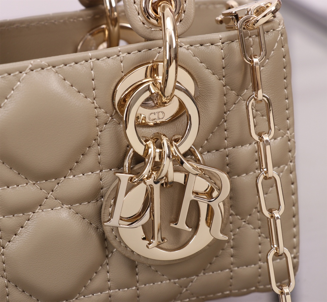 P1080 Lady D-Joy ♥️16.5cm Caramel Beige ApricotThe new Lady D-Joy handbag illustrates Dior's deep insight into elegance and beauty in an elegant, classic styleImported sheepskin leatherEmbroidered with the brand's classic rattan mosquitoMeticulously crafted with a light gold finishMetallic D-I-O-R charms elevate the lookAdding a touch of movement to the delicate silhouette, it is complete with a detachable chain shoulder strap and an adjustable, adjustable leather shoulder strap with dust bag. An adjustable, detachable leather shoulder strapCan be worn hand-carried, over-the-shoulder or cross-bodyIdeal for everyday goddessesDetachable chain shoulder strapDetachable, adjustable leather shoulder strapDust bag includedMade in ItalyModel No.: S0910Size: 16x 9x5 cm-High quality imitation factory