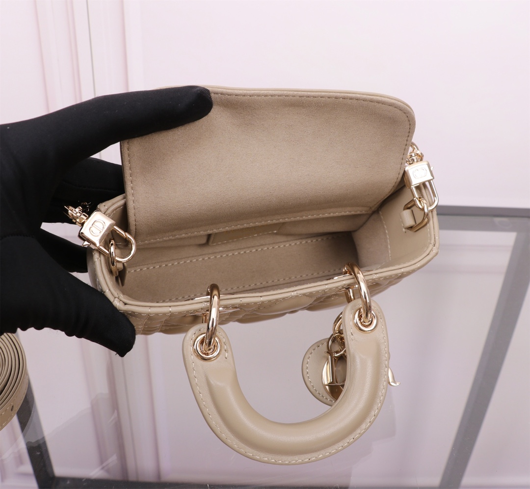 P1080 Lady D-Joy ♥️16.5cm Caramel Beige ApricotThe new Lady D-Joy handbag illustrates Dior's deep insight into elegance and beauty in an elegant, classic styleImported sheepskin leatherEmbroidered with the brand's classic rattan mosquitoMeticulously crafted with a light gold finishMetallic D-I-O-R charms elevate the lookAdding a touch of movement to the delicate silhouette, it is complete with a detachable chain shoulder strap and an adjustable, adjustable leather shoulder strap with dust bag. An adjustable, detachable leather shoulder strapCan be worn hand-carried, over-the-shoulder or cross-bodyIdeal for everyday goddessesDetachable chain shoulder strapDetachable, adjustable leather shoulder strapDust bag includedMade in ItalyModel No.: S0910Size: 16x 9x5 cm-High quality imitation factory