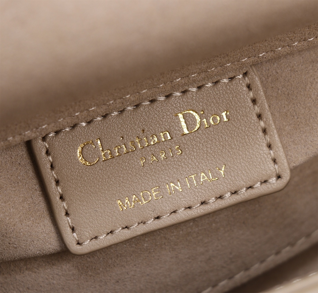 P1080 Lady D-Joy ♥️16.5cm Caramel Beige ApricotThe new Lady D-Joy handbag illustrates Dior's deep insight into elegance and beauty in an elegant, classic styleImported sheepskin leatherEmbroidered with the brand's classic rattan mosquitoMeticulously crafted with a light gold finishMetallic D-I-O-R charms elevate the lookAdding a touch of movement to the delicate silhouette, it is complete with a detachable chain shoulder strap and an adjustable, adjustable leather shoulder strap with dust bag. An adjustable, detachable leather shoulder strapCan be worn hand-carried, over-the-shoulder or cross-bodyIdeal for everyday goddessesDetachable chain shoulder strapDetachable, adjustable leather shoulder strapDust bag includedMade in ItalyModel No.: S0910Size: 16x 9x5 cm-High quality imitation factory