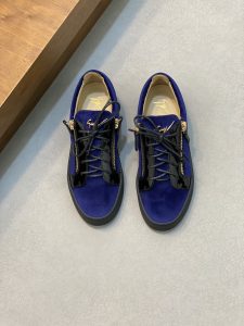 P900 GZ男士Talon印花鹰爪运动鞋男鞋
Talon“款式经重新设计”Bandana“强调这款中帮运动鞋的都市街头特色鞋舌上面五金立体扣品牌标志细科技面料内衬橡胶鞋底为设计增添润饰
印花牛皮金属压鳄鱼纹牛皮科技织物内衬以装饰金属立体品牌标志的鞋舌为设计特色橡胶鞋底
Size：39-44(38.45定做）-高仿包包