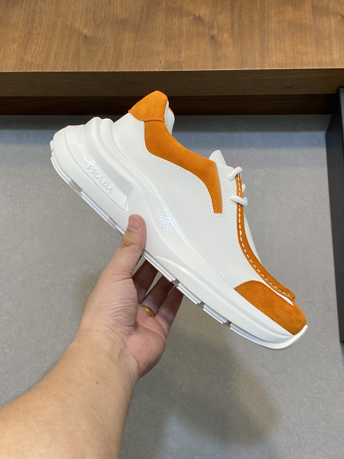 P900 P 🔍 普 炸街男神运动鞋新品来袭发售原厂配置意大利进口原版面料经典版面运动潮达人进口水染牛皮里垫鞋底：原厂特供原版底超级舒适原厂跟单货 🔍🔍🔍高品质可随意进出专柜欢迎对比码数39-44（可订38 45 ）-Comparison of yardage 39-44 ( Can order 38 45 ）-High imitation factory