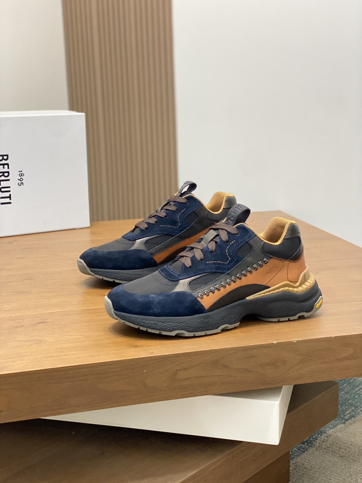 P1100 Berluti Skyrunning leather and nylon sneakers｜Decorative hand stitching｜Printed calfskin details｜Suede calfskin on back top｜Mesh lining and lightly padded sides for extra comfort｜Ultra-lightweight rubber outsole｜Collaboration with Vibram to createSize: 39-44 (38.45 made to order)-High-quality imitation factory