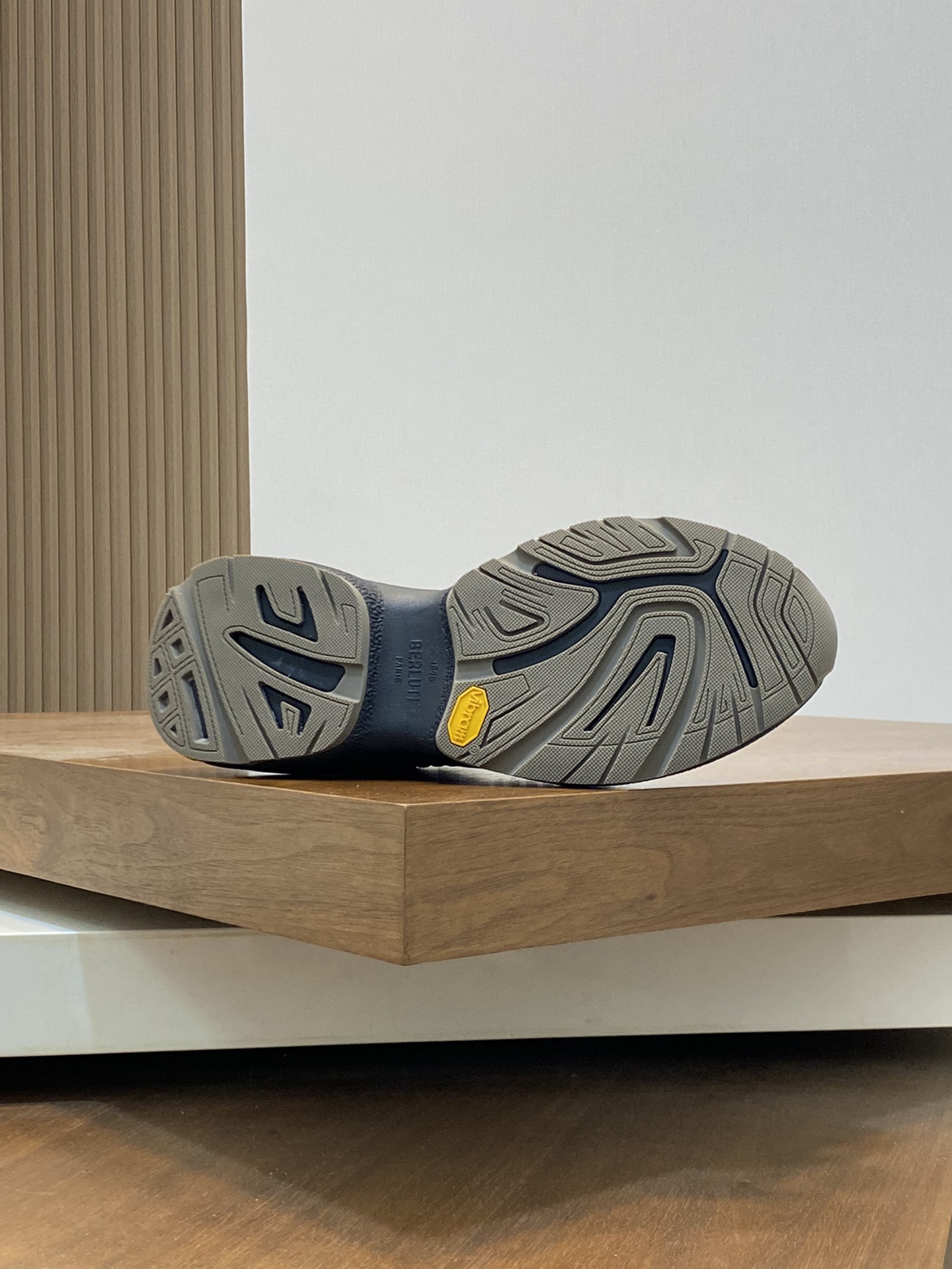 P1100 Berluti Skyrunning leather and nylon sneakers｜Decorative hand stitching｜Printed calfskin details｜Suede calfskin on back top｜Mesh lining and lightly padded sides for extra comfort｜Ultra-lightweight rubber outsole｜Collaboration with Vibram to createSize: 39-44 (38.45 made to order)-High-quality imitation factory