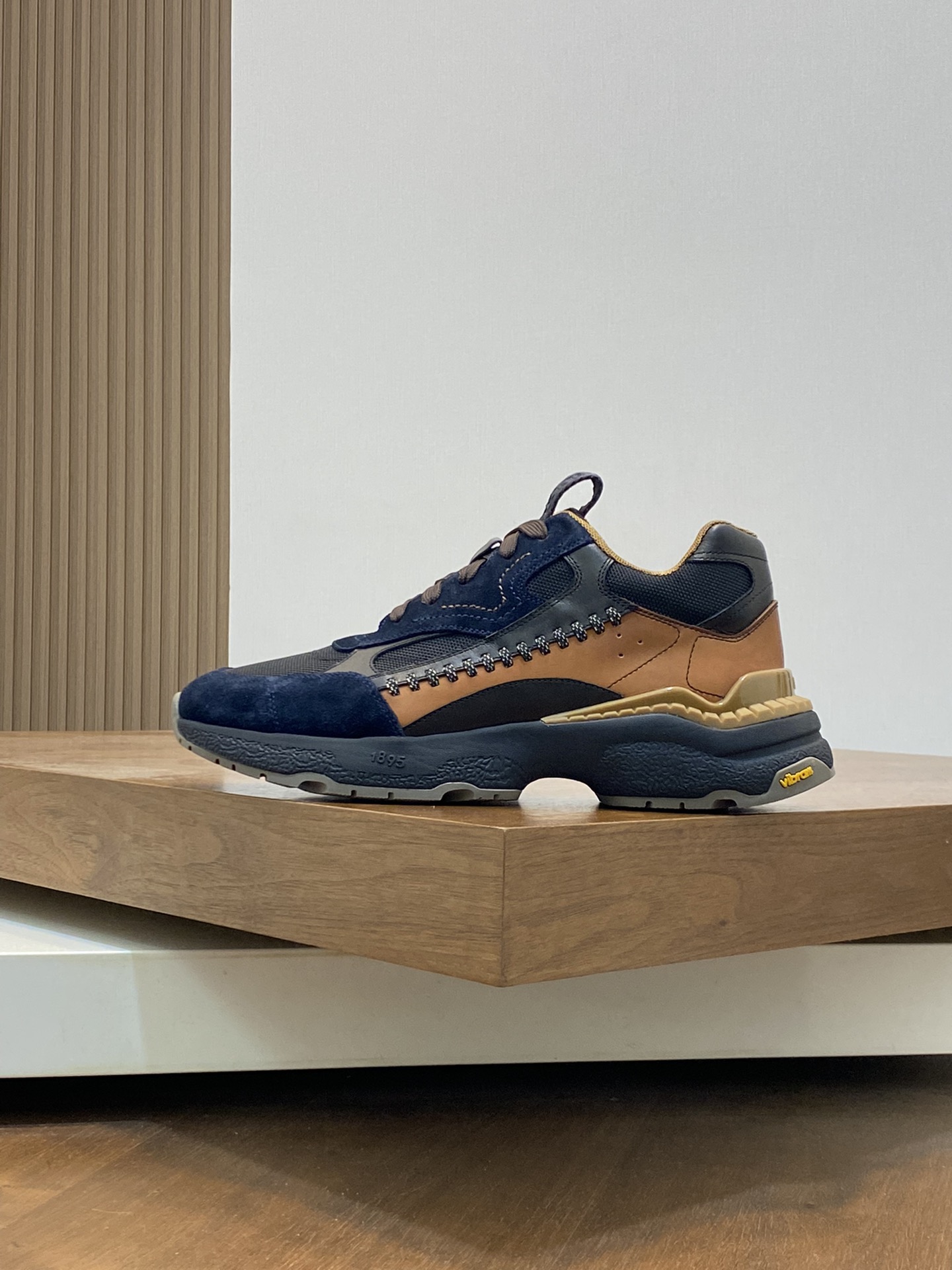 P1100 Berluti Skyrunning leather and nylon sneakers｜Decorative hand stitching｜Printed calfskin details｜Suede calfskin on back top｜Mesh lining and lightly padded sides for extra comfort｜Ultra-lightweight rubber outsole｜Collaboration with Vibram to createSize: 39-44 (38.45 made to order)-High-quality imitation factory