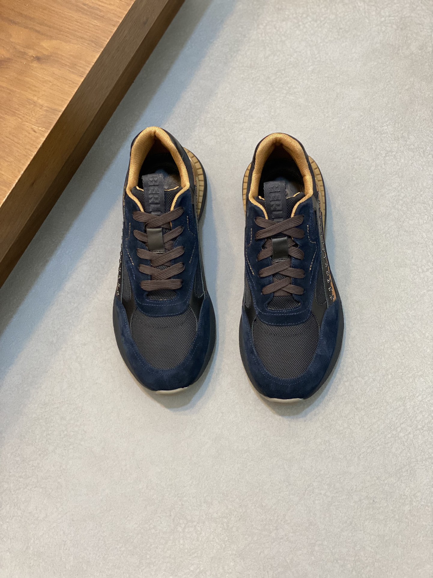 P1100 Berluti Skyrunning leather and nylon sneakers｜Decorative hand stitching｜Printed calfskin details｜Suede calfskin on back top｜Mesh lining and lightly padded sides for extra comfort｜Ultra-lightweight rubber outsole｜Collaboration with Vibram to createSize: 39-44 (38.45 made to order)-High-quality imitation factory