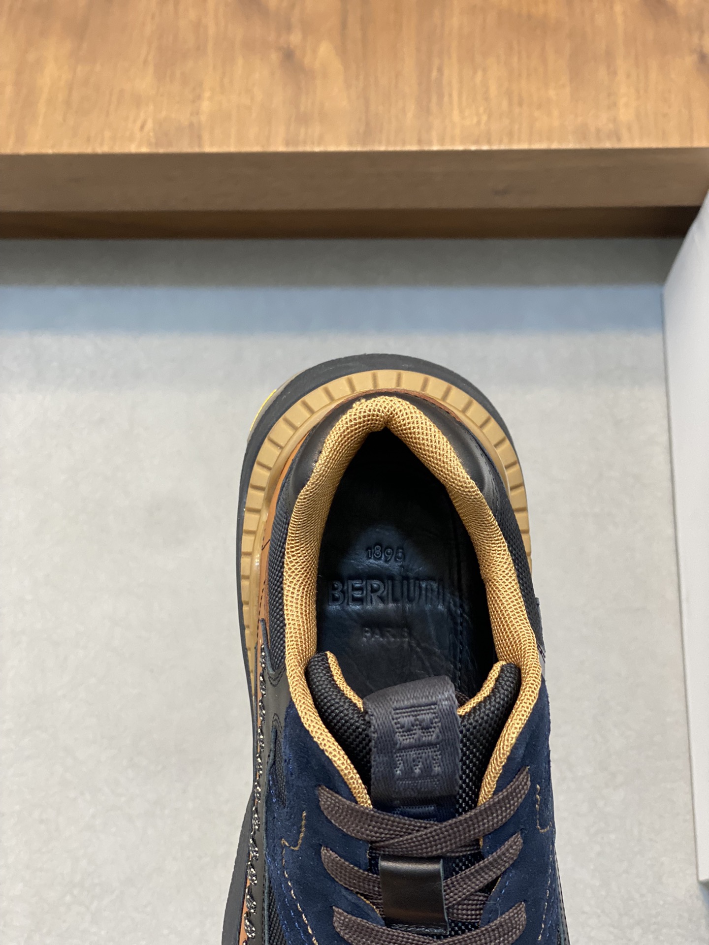 P1100 Berluti Skyrunning leather and nylon sneakers｜Decorative hand stitching｜Printed calfskin details｜Suede calfskin on back top｜Mesh lining and lightly padded sides for extra comfort｜Ultra-lightweight rubber outsole｜Collaboration with Vibram to createSize: 39-44 (38.45 made to order)-High-quality imitation factory