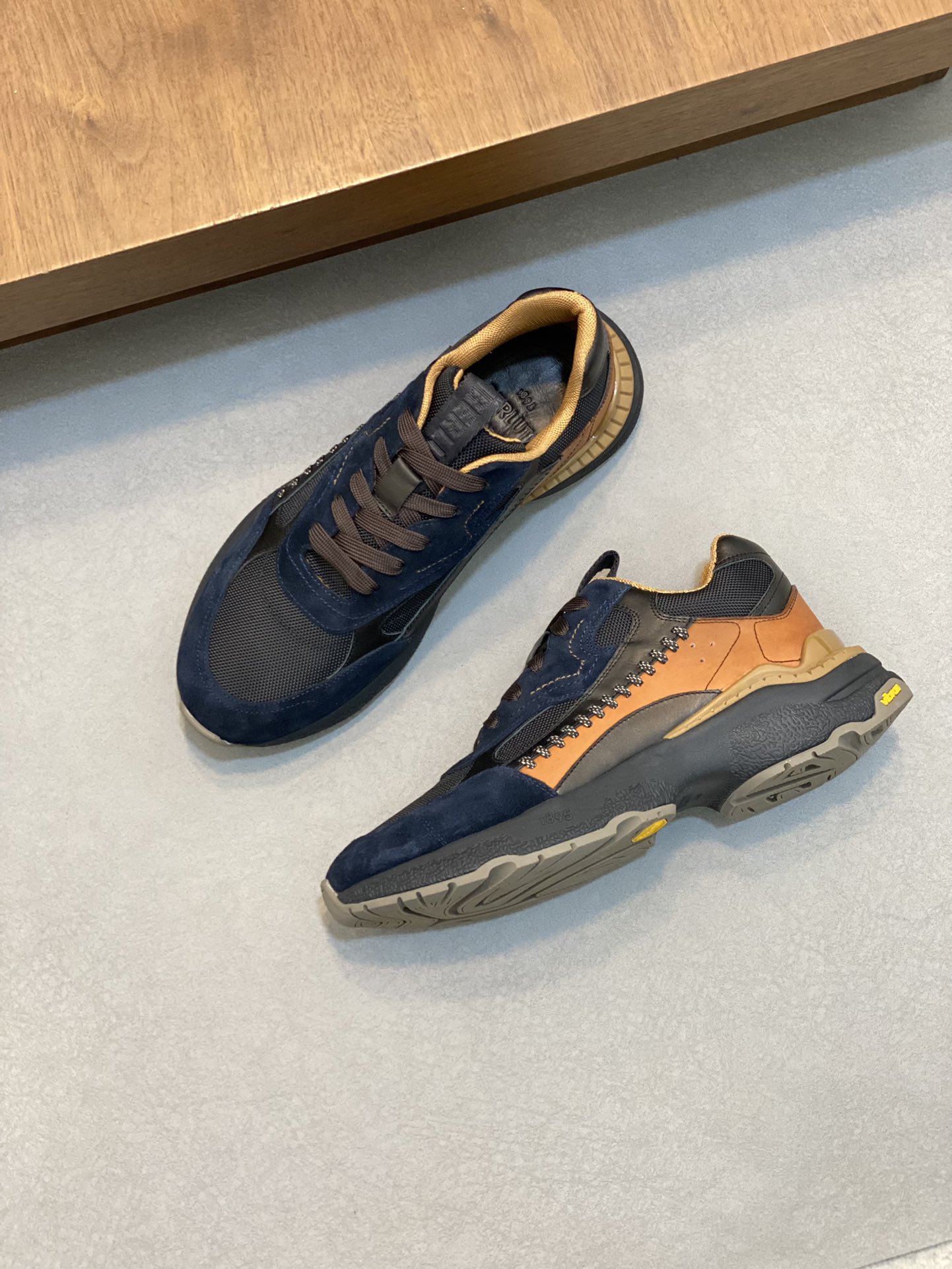 P1100 Berluti Skyrunning leather and nylon sneakers｜Decorative hand stitching｜Printed calfskin details｜Suede calfskin on back top｜Mesh lining and lightly padded sides for extra comfort｜Ultra-lightweight rubber outsole｜Collaboration with Vibram to createSize: 39-44 (38.45 made to order)-High-quality imitation factory