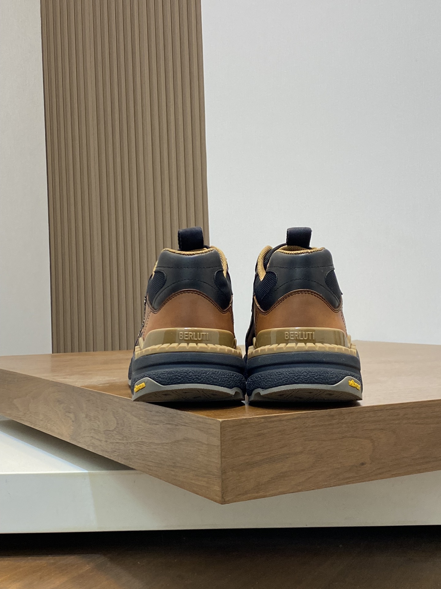 P1100 Berluti Skyrunning leather and nylon sneakers｜Decorative hand stitching｜Printed calfskin details｜Suede calfskin on back top｜Mesh lining and lightly padded sides for extra comfort｜Ultra-lightweight rubber outsole｜Collaboration with Vibram to createSize: 39-44 (38.45 made to order)-High-quality imitation factory