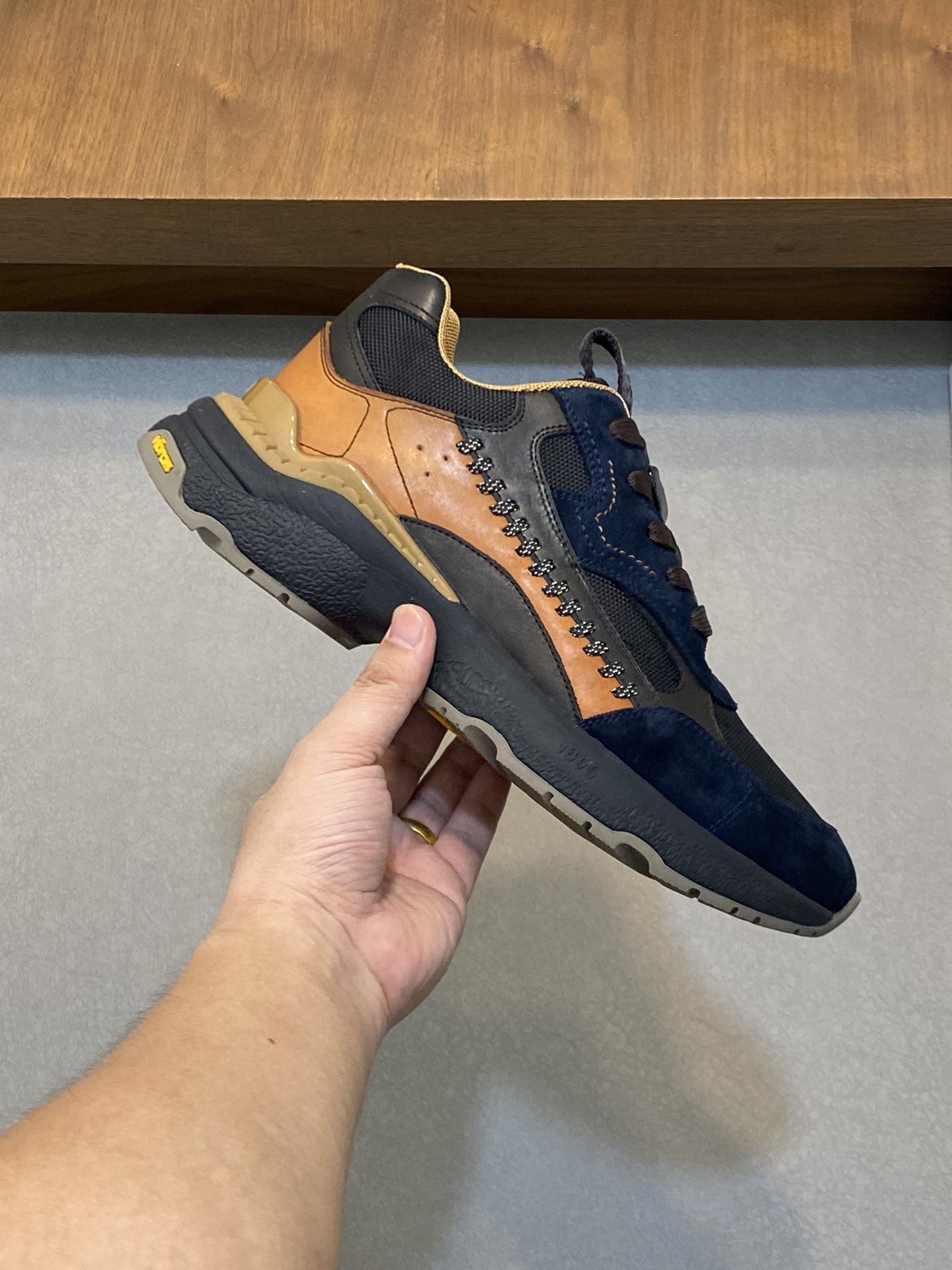 P1100 Berluti Skyrunning leather and nylon sneakers｜Decorative hand stitching｜Printed calfskin details｜Suede calfskin on back top｜Mesh lining and lightly padded sides for extra comfort｜Ultra-lightweight rubber outsole｜Collaboration with Vibram to createSize: 39-44 (38.45 made to order)-High-quality imitation factory