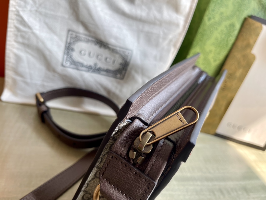 Model No.: 795467 Size: 22/15/4.5 P1560 A selection of mini crossbody, briefcase, and tote bags with practical details for a new look This ultra-mini bag from the Ophidia collection is crafted in beige and ebony GG Supreme canvas and features a detachable shoulder strap Beige and ebony GG Supreme canvas Brown leather piping Gold tone hardware Red and green webbingCotton and linen blend liningDouble G detachable shoulder strap (55cm high)Zipper closure-High-fashion factory