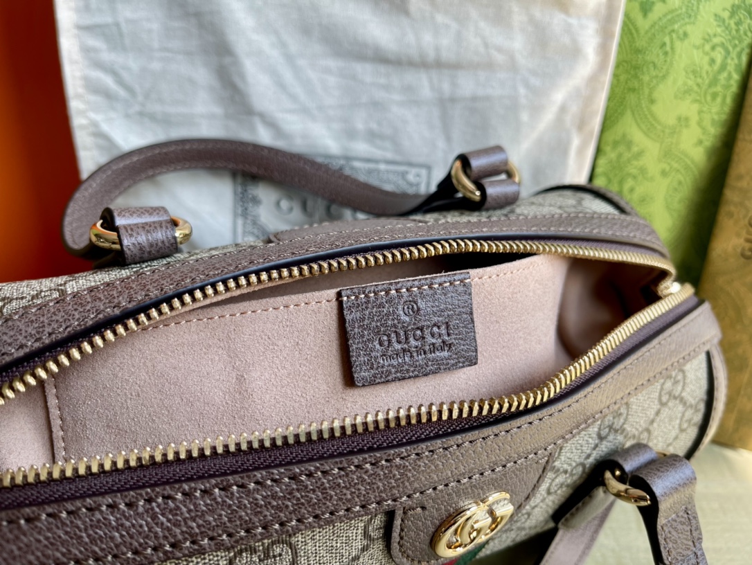 图片[8]-型号：602577 尺寸：25.5/14/14 P1660 𝙊𝙥𝙝𝙞𝙙𝙞𝙖 新品 波士顿包
融合了两个标志性的经典品牌元素：GG图案和条纹织带且每一季均以新颖造型和材质推陈出新这款波士顿包采用手提造型并融入辨识度出众的设计元素织纹皮革滚边搭配顶部双G配件演绎经典时尚魅力-高仿包包