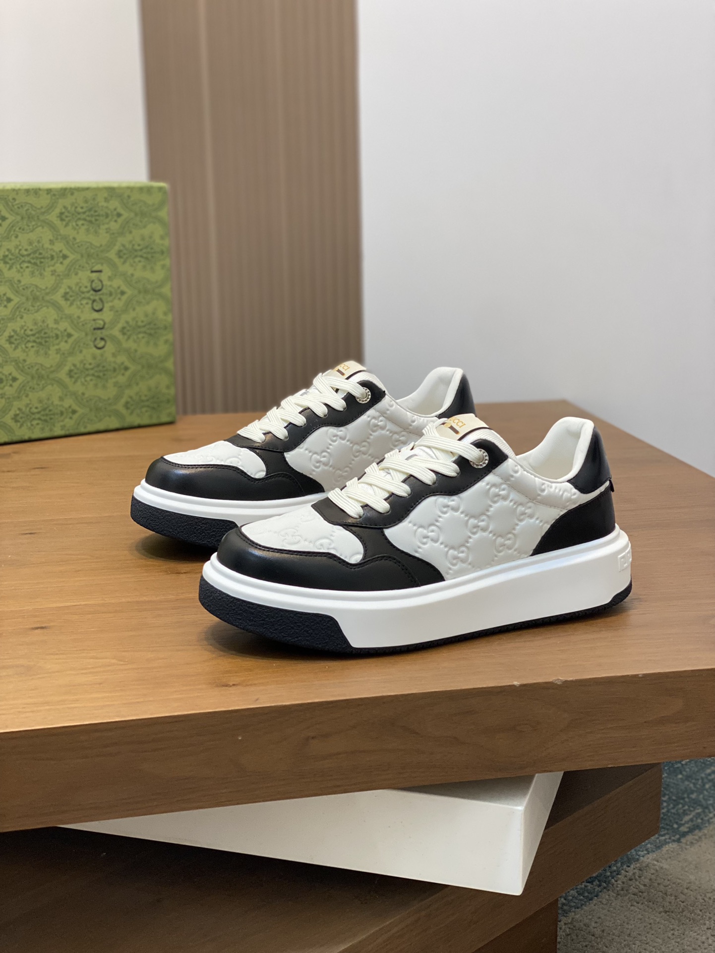P920 ▫️G family men's GG sneakers choose imported cowhide to create a simple and comfortable version of the lining of the first layer of cowhide tongue decorated with the brand logo details fine first layer of water-dyed cowhide lining to create a comfortable foot!Size: 38-44 (45 customized)