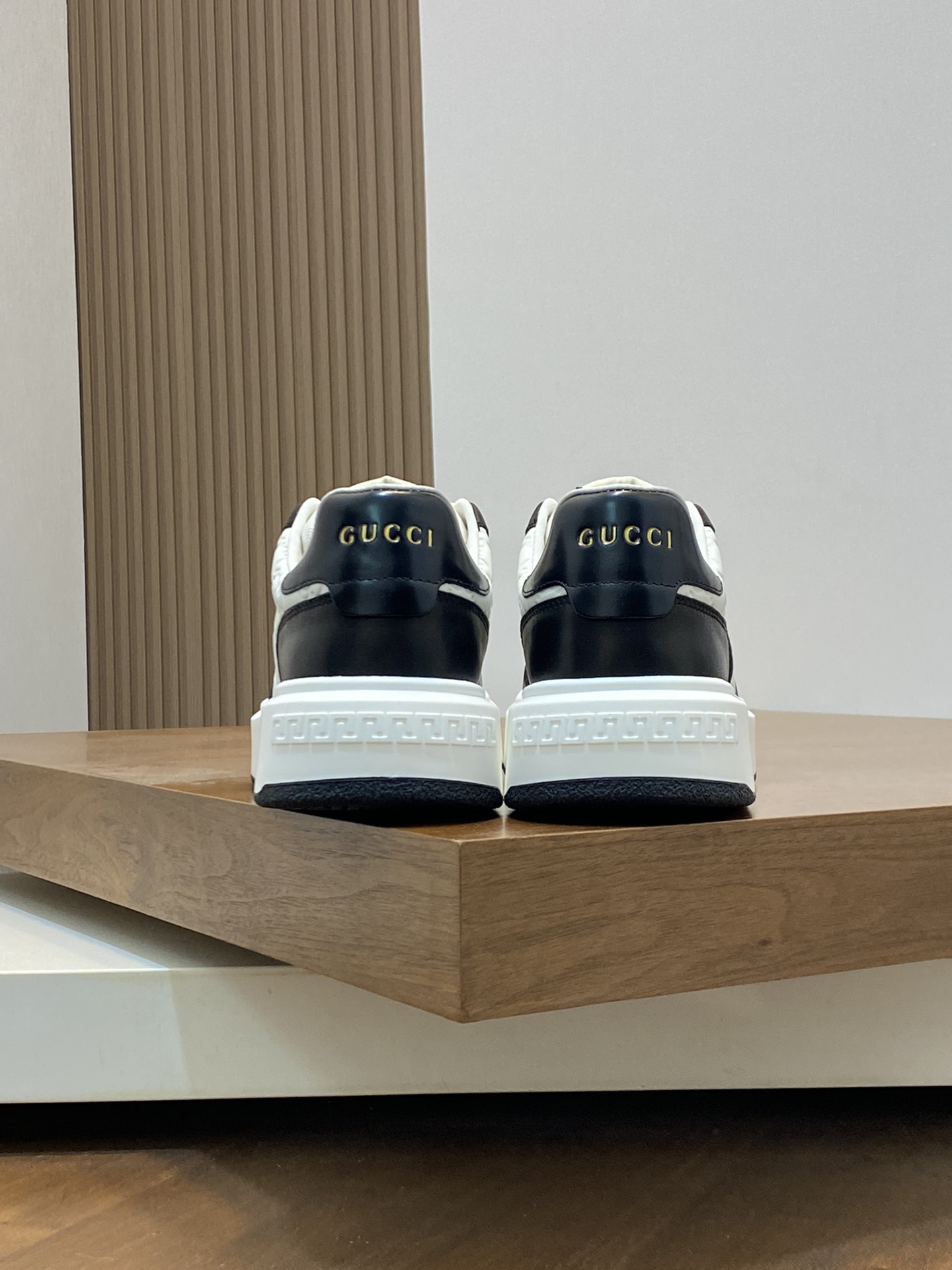 P920 ▫️G family men's GG sneakers choose imported cowhide to create a simple and comfortable version of the lining of the first layer of cowhide tongue decorated with the brand logo details fine first layer of water-dyed cowhide lining to create a comfortable foot!Size: 38-44 (45 customized)