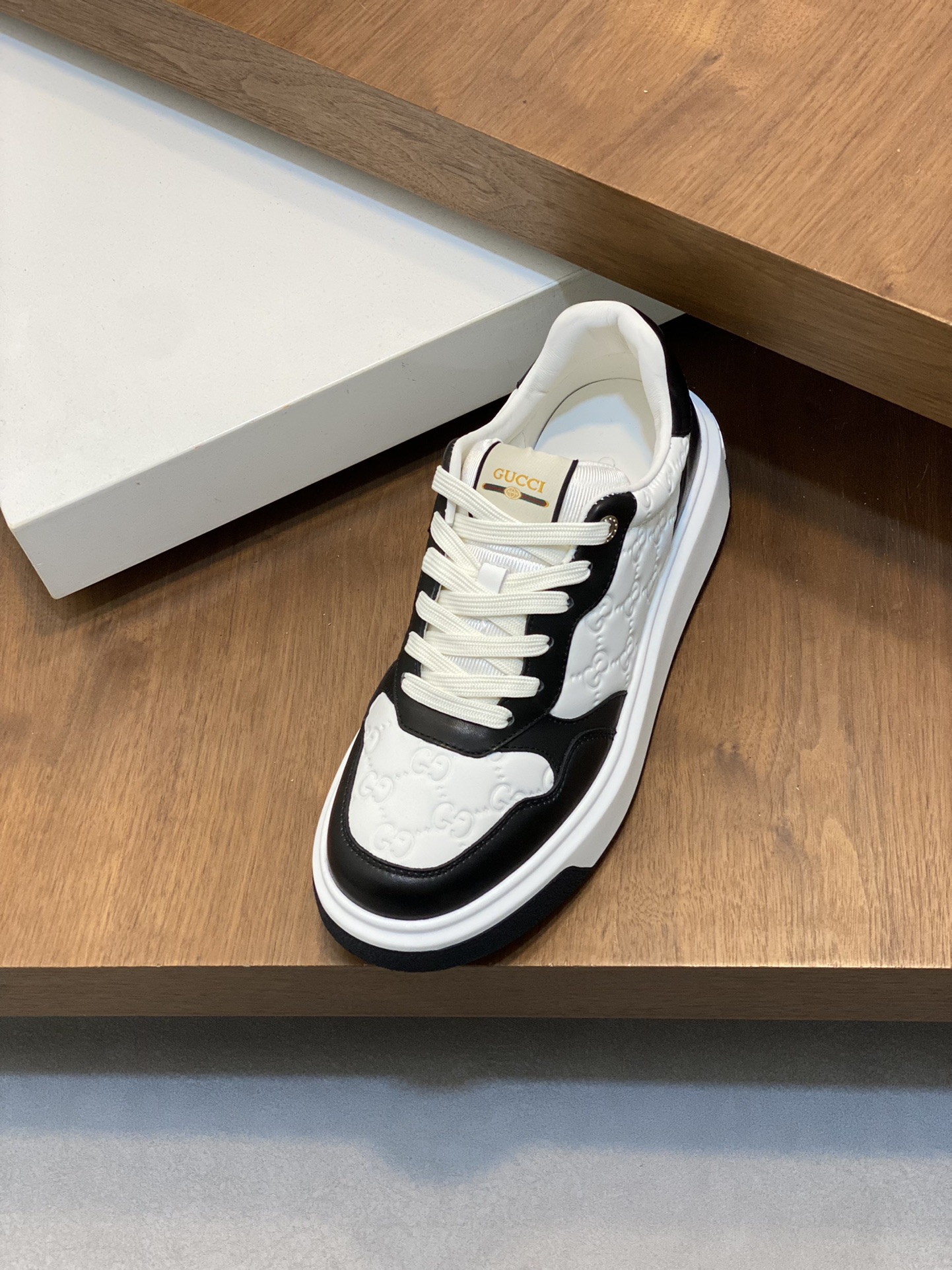 P920 ▫️G family men's GG sneakers choose imported cowhide to create a simple and comfortable version of the lining of the first layer of cowhide tongue decorated with the brand logo details fine first layer of water-dyed cowhide lining to create a comfortable foot!Size: 38-44 (45 customized)