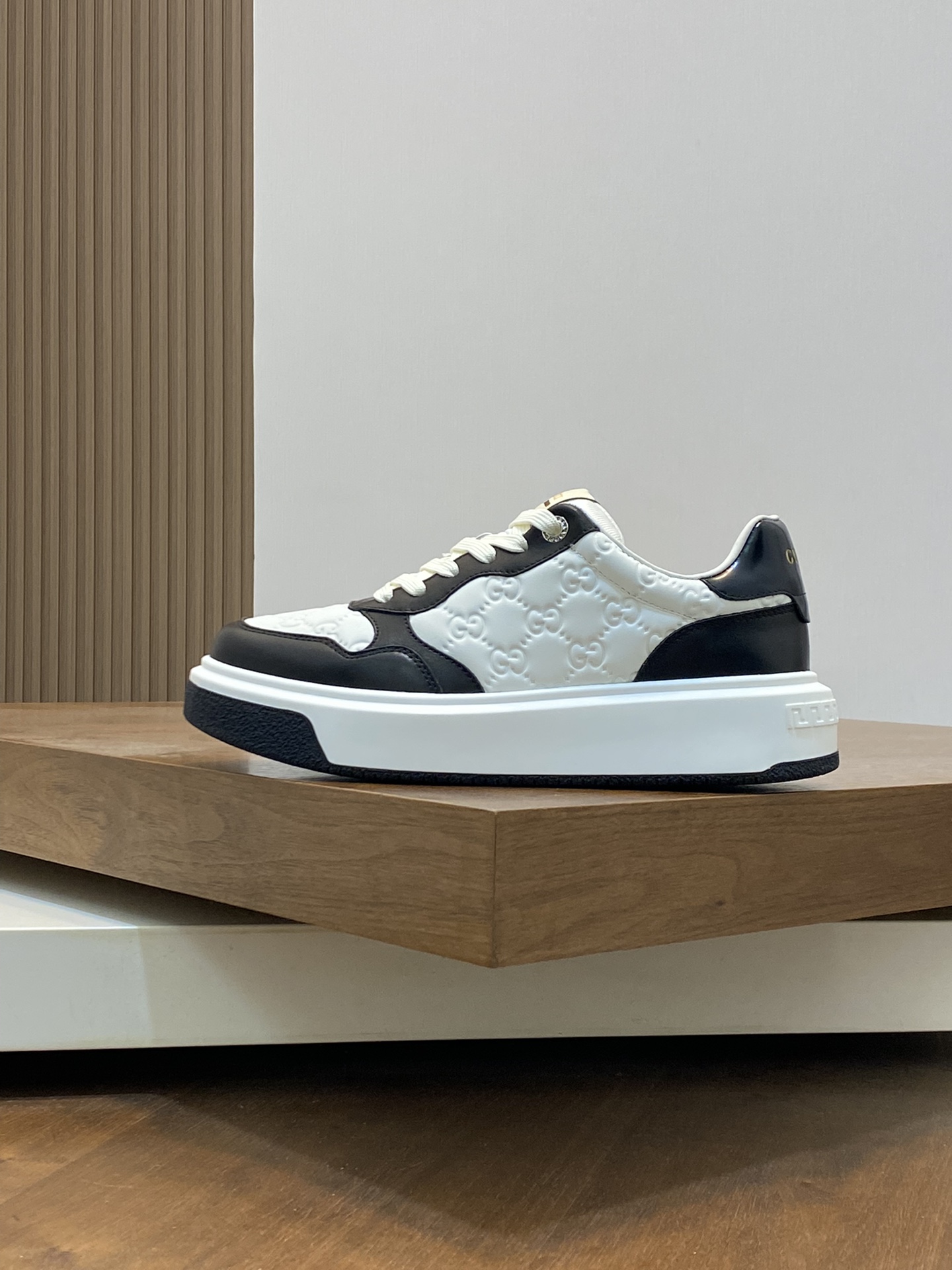 P920 ▫️G family men's GG sneakers choose imported cowhide to create a simple and comfortable version of the lining of the first layer of cowhide tongue decorated with the brand logo details fine first layer of water-dyed cowhide lining to create a comfortable foot!Size: 38-44 (45 customized)