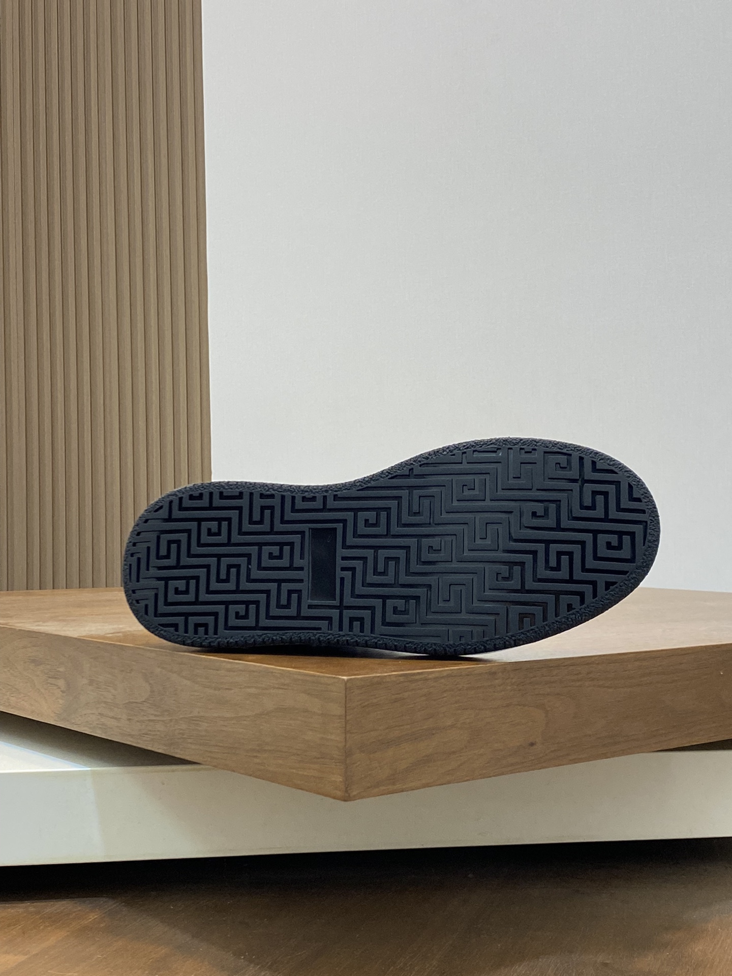 P920 ▫️G family men's GG sneakers choose imported cowhide to create a simple and comfortable version of the lining of the first layer of cowhide tongue decorated with the brand logo details fine first layer of water-dyed cowhide lining to create a comfortable foot!Size: 38-44 (45 customized)