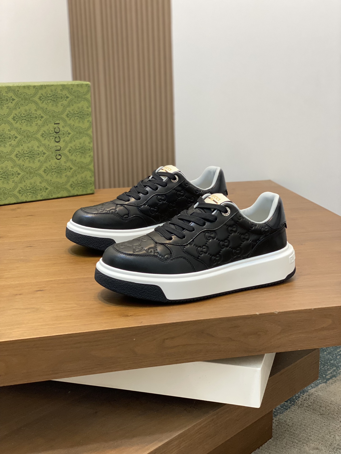P920 ▫️G family men's GG sneakers choose imported cowhide to create a simple and comfortable version of the lining of the first layer of cowhide tongue decorated with the brand logo details fine first layer of water-dyed cowhide lining to create a comfortable foot!Size: 38-44 (45 customized)