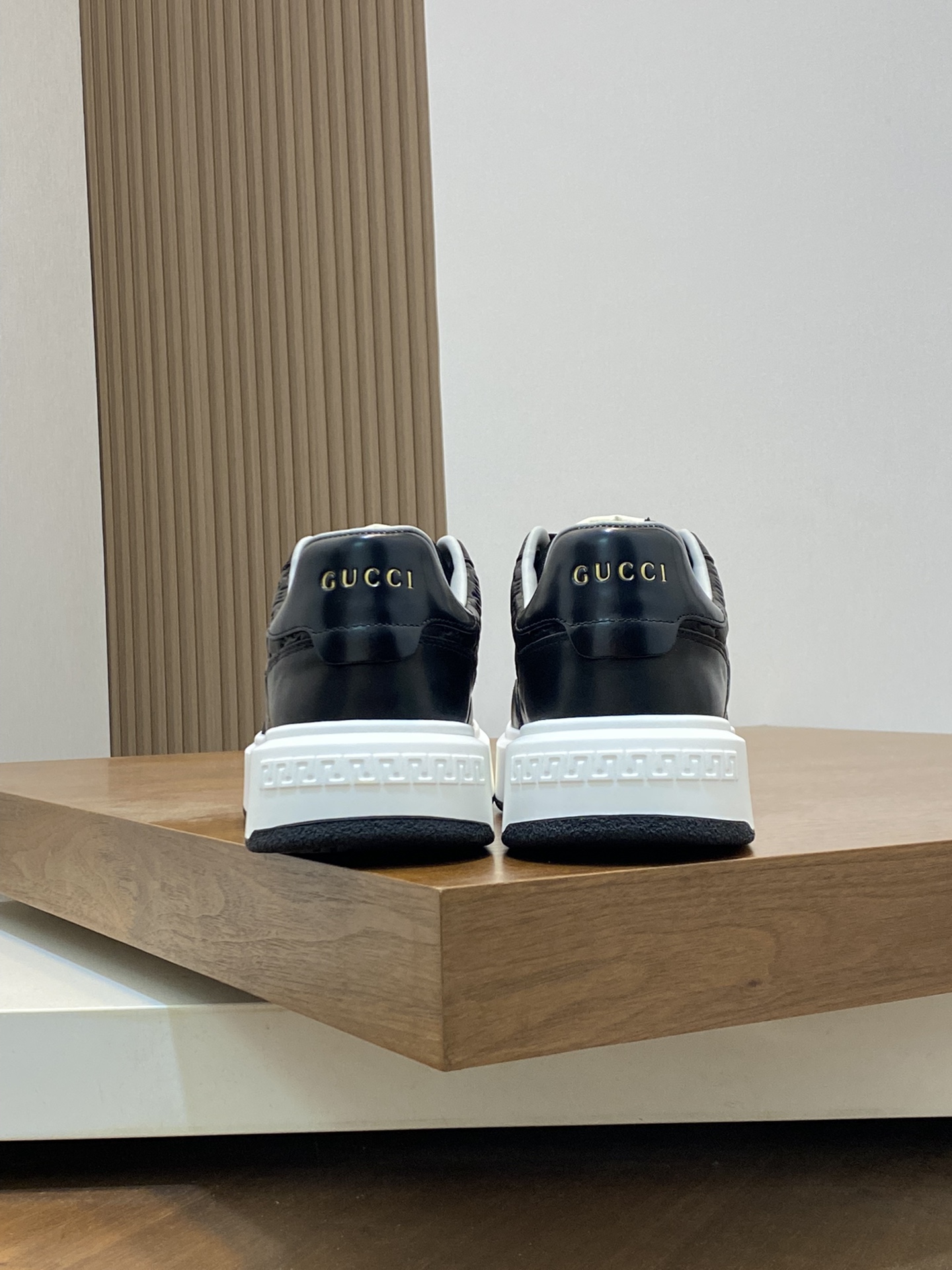 P920 ▫️G family men's GG sneakers choose imported cowhide to create a simple and comfortable version of the lining of the first layer of cowhide tongue decorated with the brand logo details fine first layer of water-dyed cowhide lining to create a comfortable foot!Size: 38-44 (45 customized)