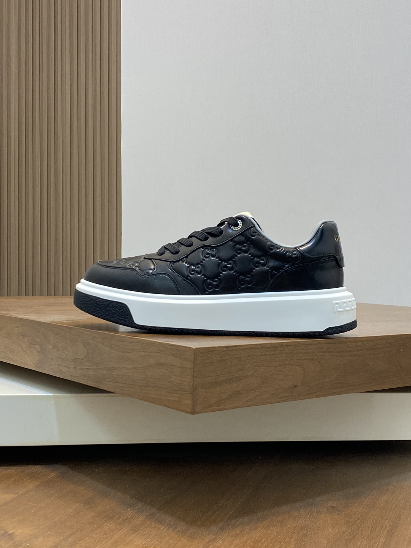 P920 ▫️G family men's GG sneakers choose imported cowhide to create a simple and comfortable version of the lining of the first layer of cowhide tongue decorated with the brand logo details fine first layer of water-dyed cowhide lining to create a comfortable foot!Size: 38-44 (45 customized)