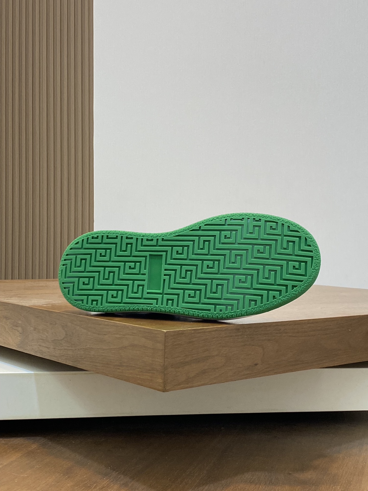 Molding outsole - ultra-high quality control - fine workmanship: highlight (high-end - noble - grade) - Size : 38-44 (45 can be customized) - high imitation bags
