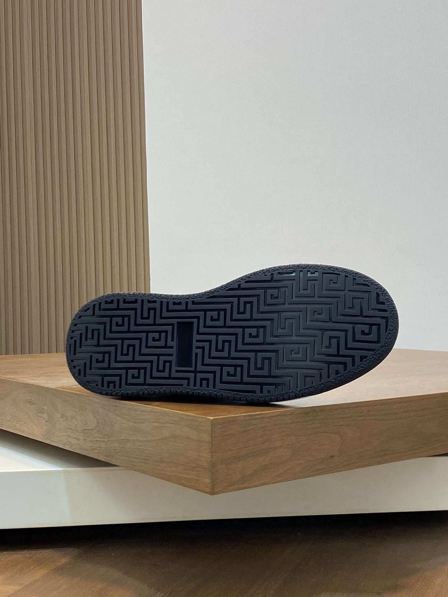 Molding outsole - ultra-high quality control - fine workmanship: highlight (high-end - noble - grade) - Size : 38-44 (45 can be customized) - high imitation bags