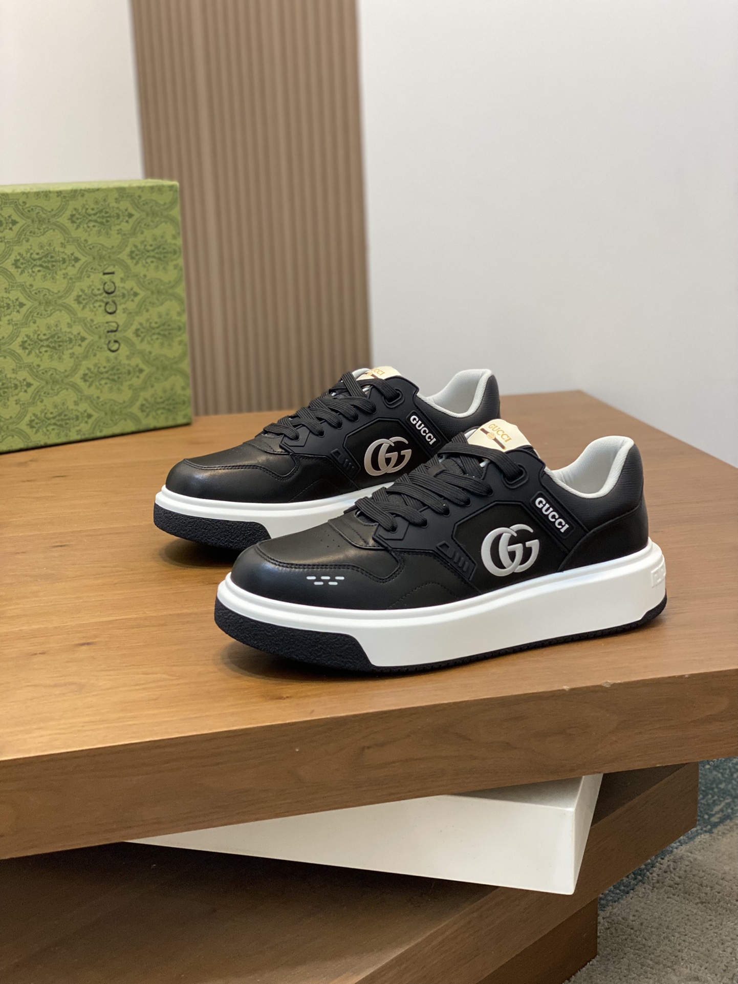 Molding outsole - ultra-high quality control - fine workmanship: highlight (high-end - noble - grade) - Size : 38-44 (45 can be customized) - high imitation bags