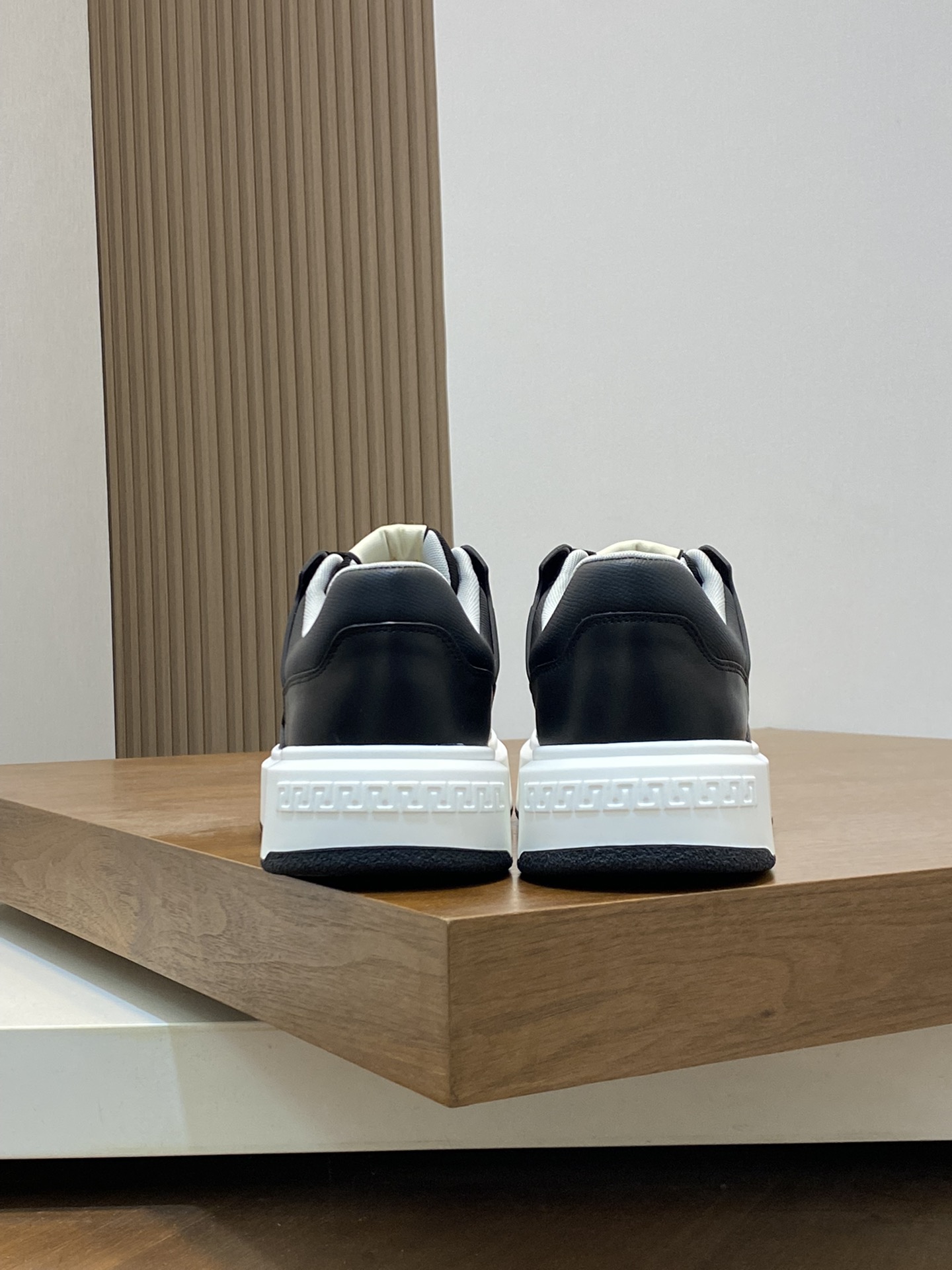 Molding outsole - ultra-high quality control - fine workmanship: highlight (high-end - noble - grade) - Size : 38-44 (45 can be customized) - high imitation bags