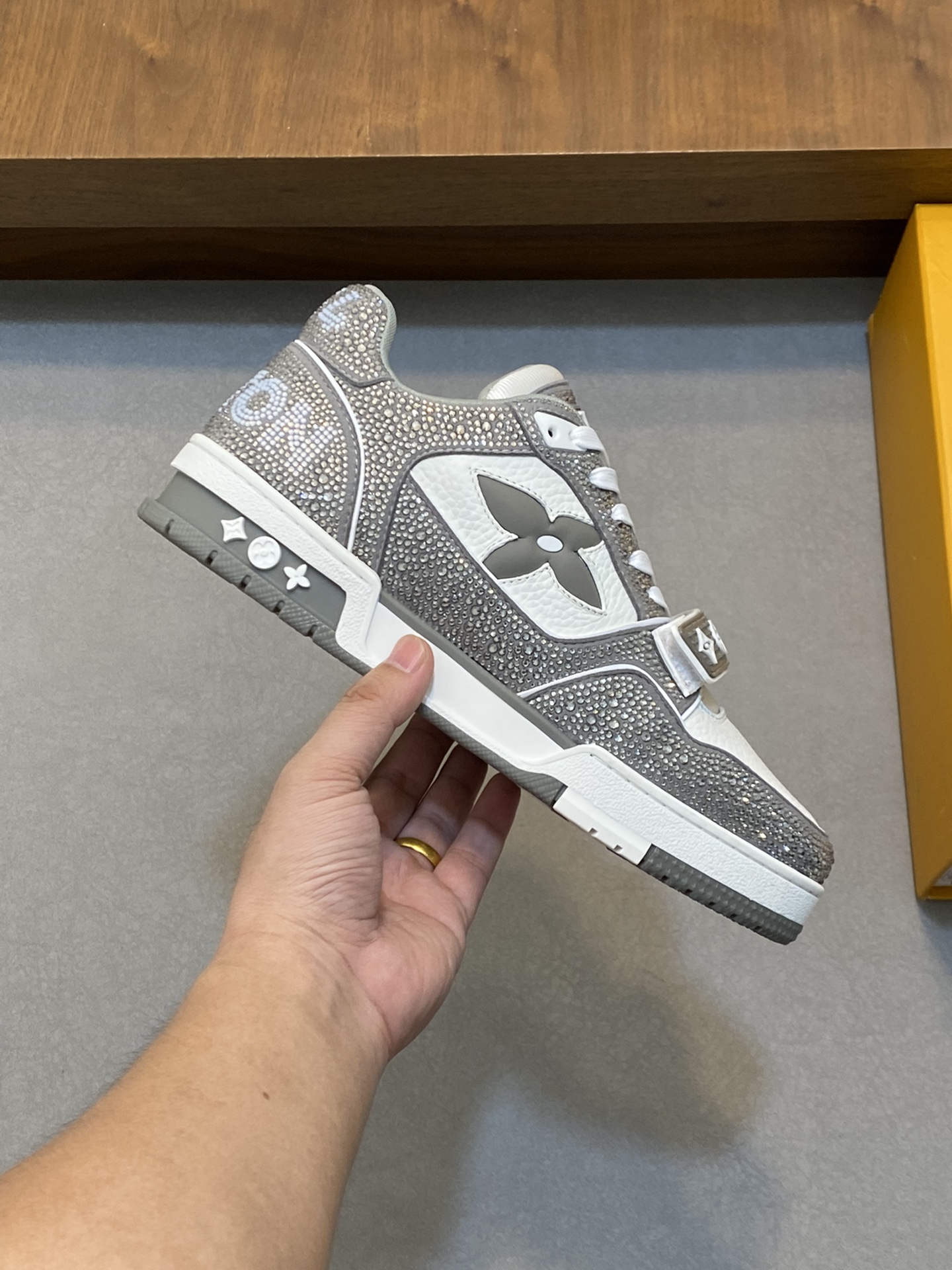 图片[4]-P1060 2024FW•LV TRAINER 烫钻满天星💎复古运动鞋！Louis Vuitton莞产️正品货！原版进口顶级反绒牛皮•烫印进口捷克钻💠织物网眼内里垫脚➕原版TPU组合鞋底～套楦工艺•舒适耐穿！

Size：39 40 41 42 43 44（38 45定制）-高仿包包