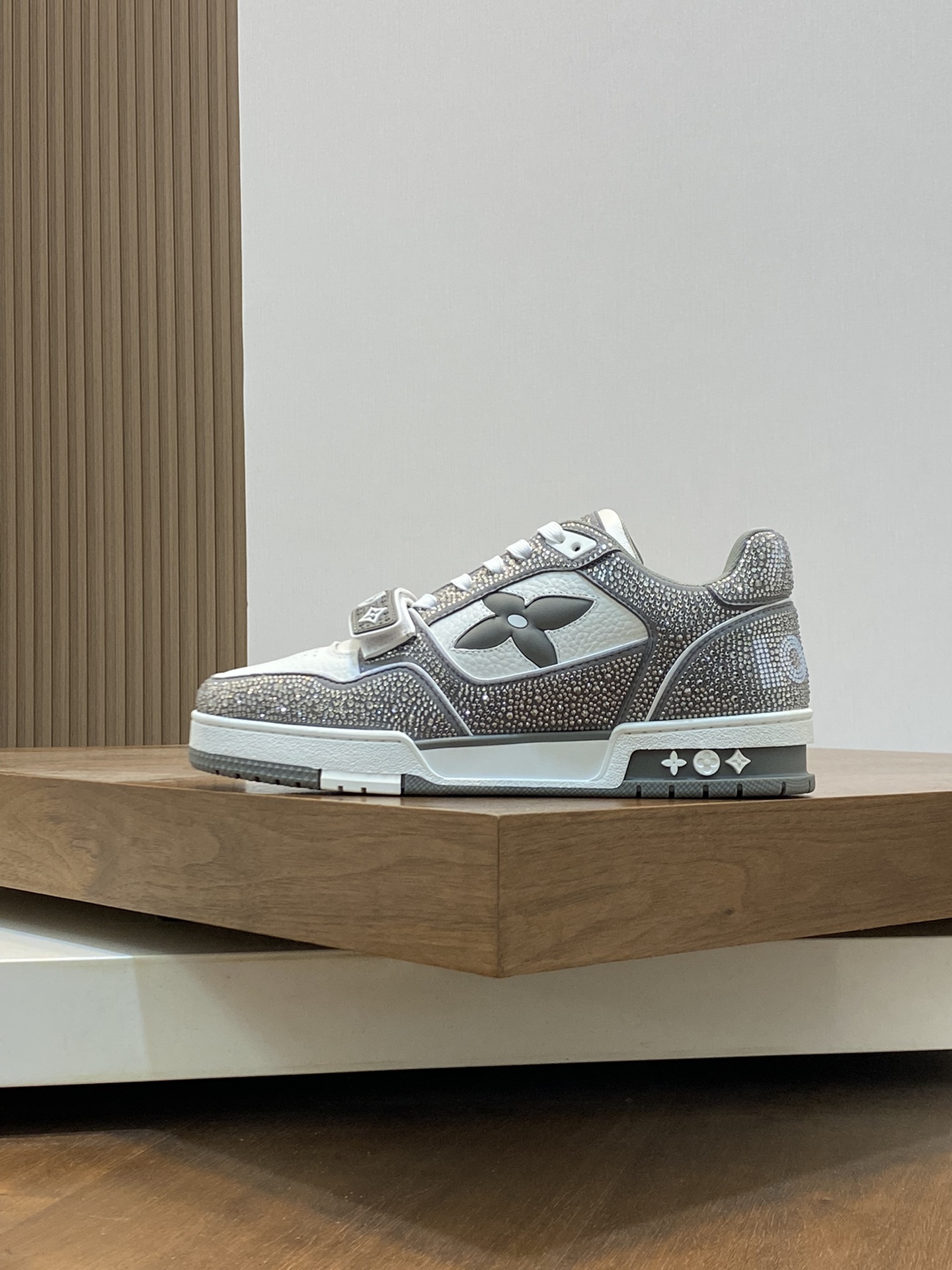图片[2]-P1060 2024FW•LV TRAINER 烫钻满天星💎复古运动鞋！Louis Vuitton莞产️正品货！原版进口顶级反绒牛皮•烫印进口捷克钻💠织物网眼内里垫脚➕原版TPU组合鞋底～套楦工艺•舒适耐穿！

Size：39 40 41 42 43 44（38 45定制）-高仿包包
